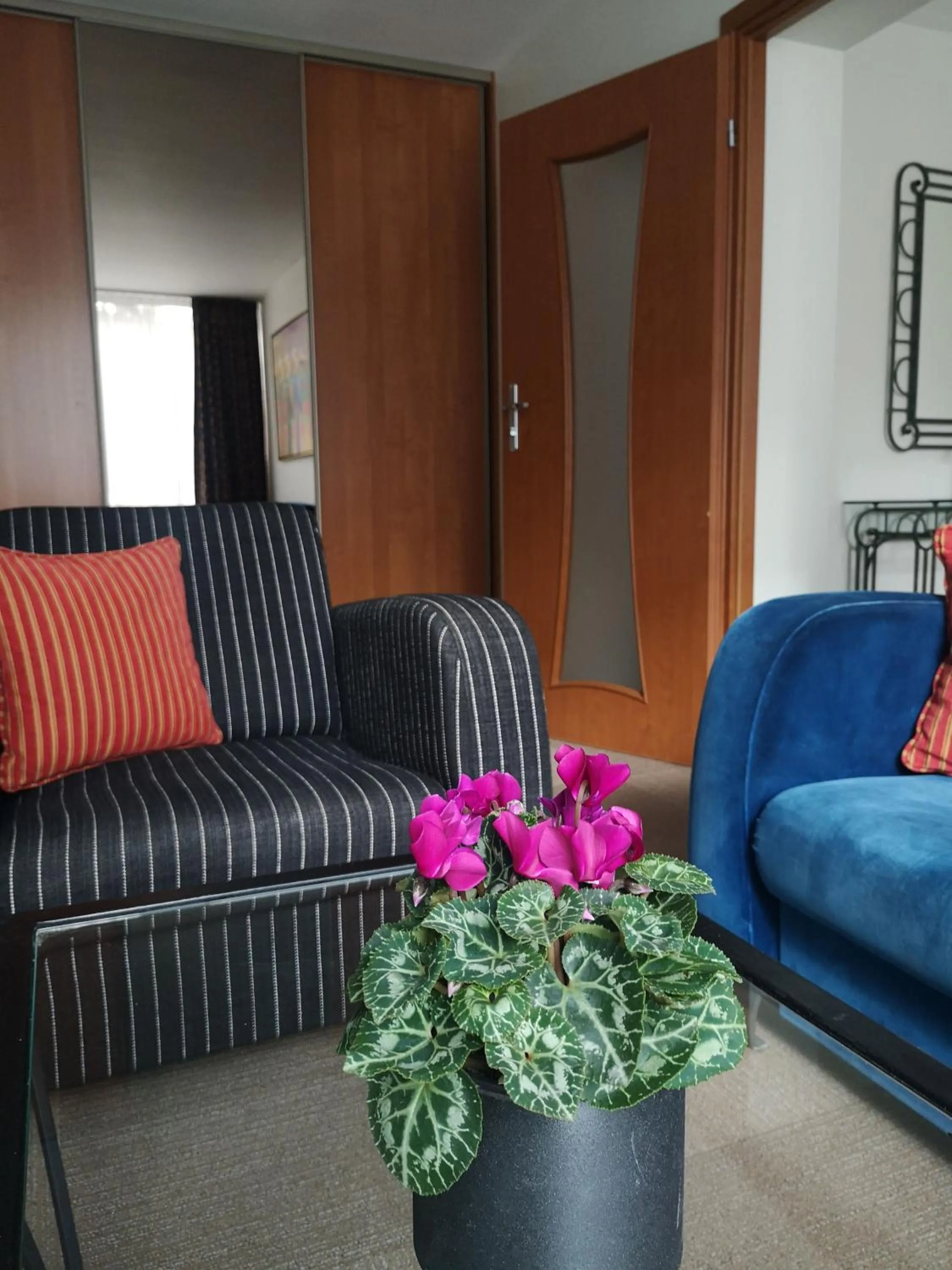 Living room in MEDEA Apartments by UPA