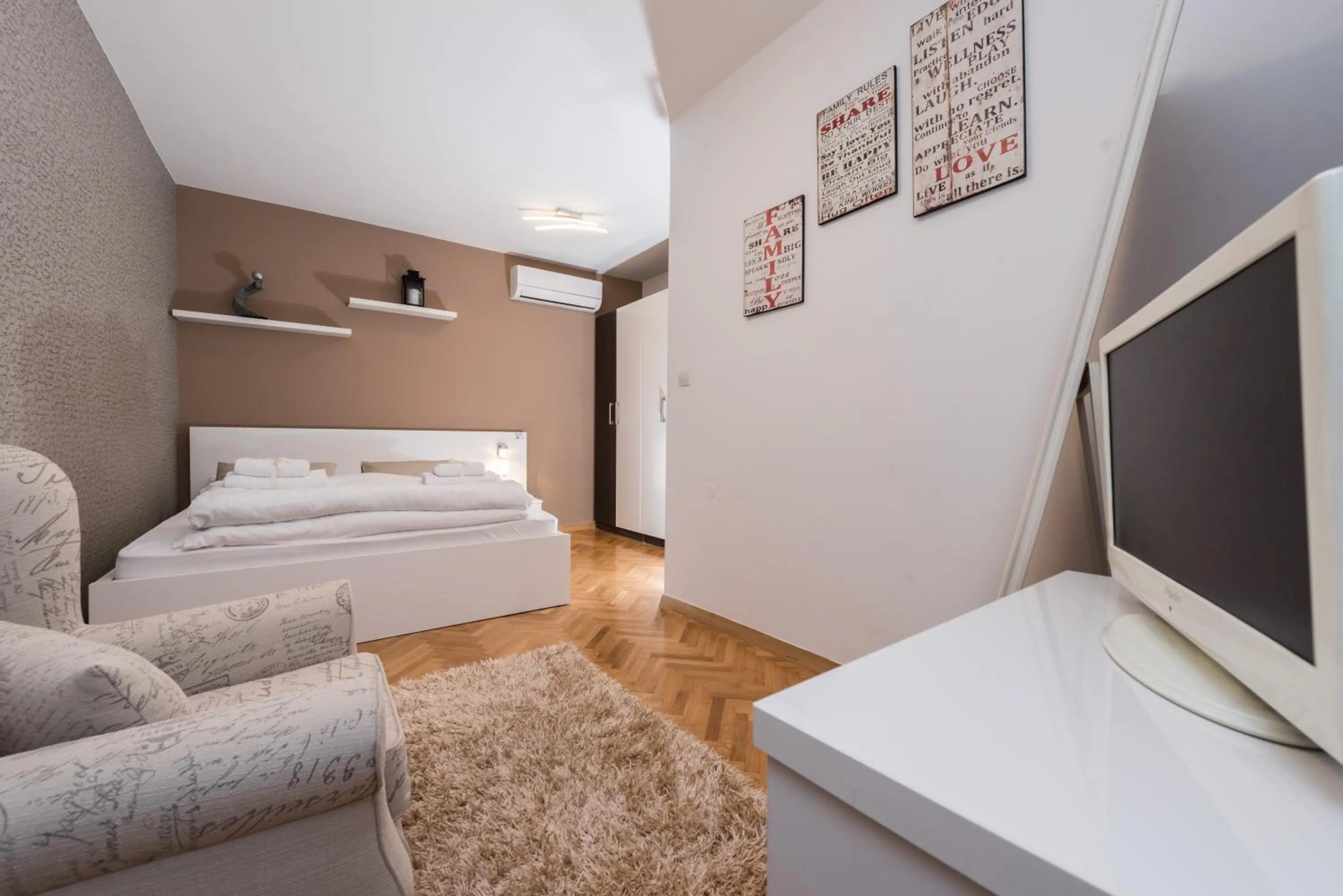 Decorative detail, Bed in Apartments Donat