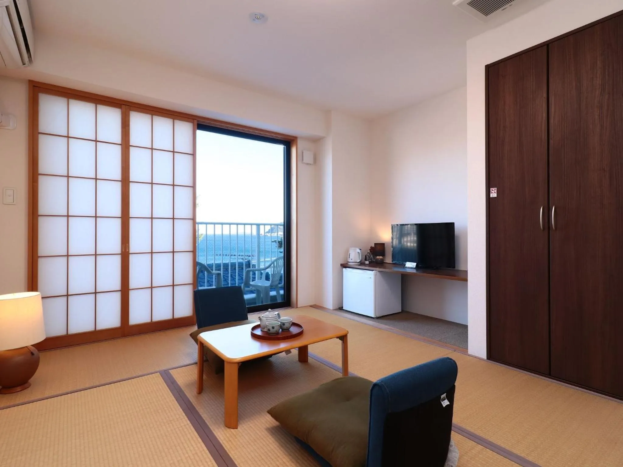 Photo of the whole room in Izu Kansya