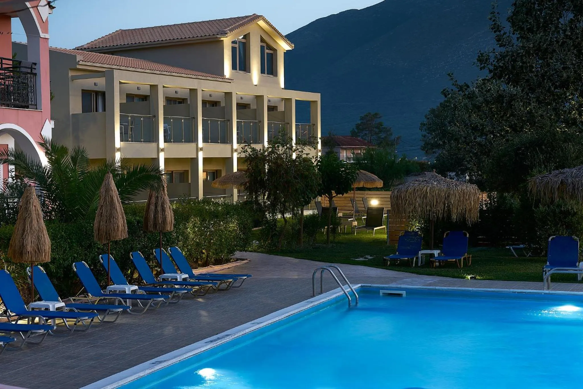 Facade/entrance in Grapevines Hotel