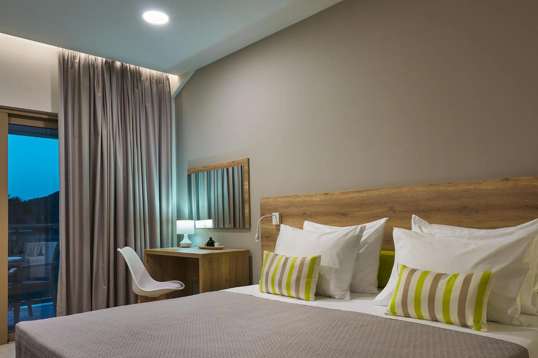 Photo of the whole room, Bed in Grapevines Hotel