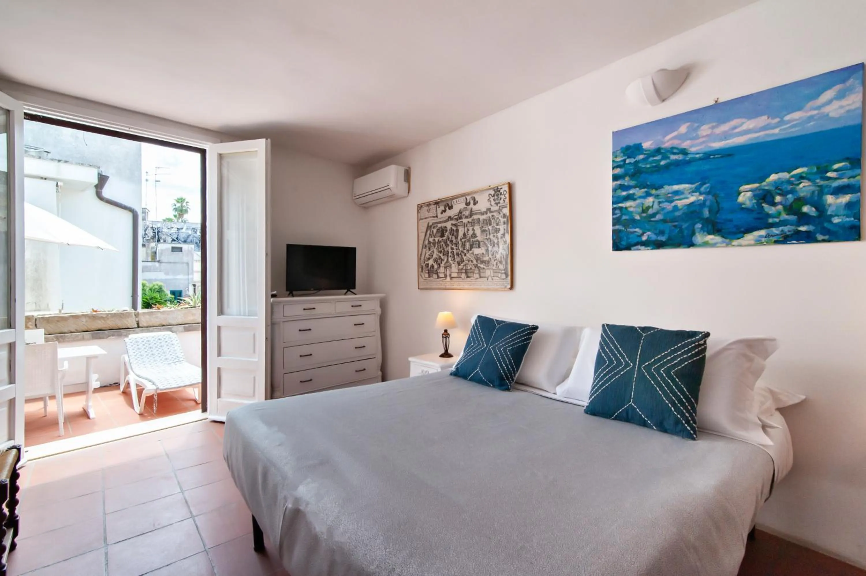 Photo of the whole room, Bed in Chiesa Greca Suites - Lecce Selection