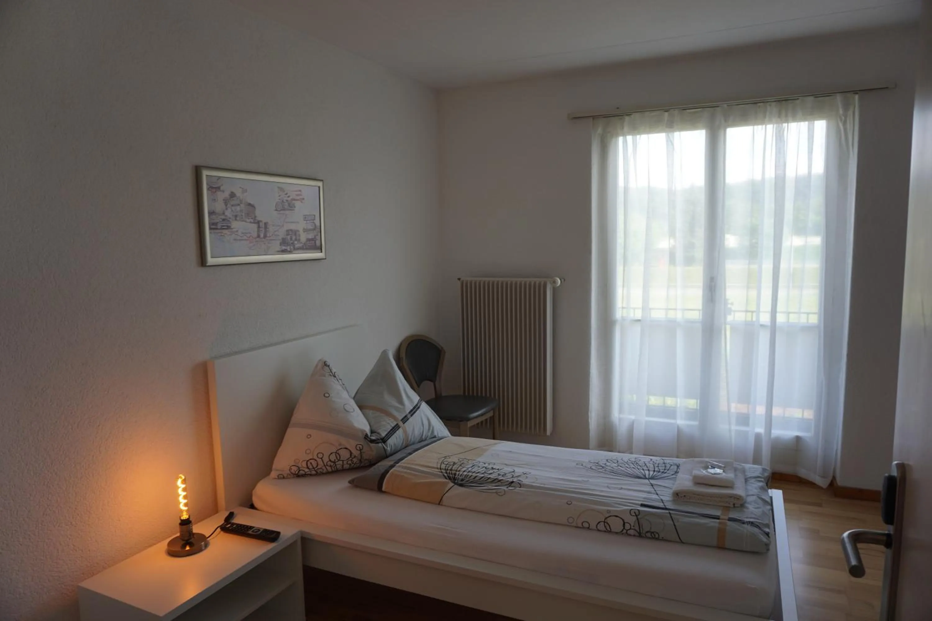 Photo of the whole room in good bed wynau