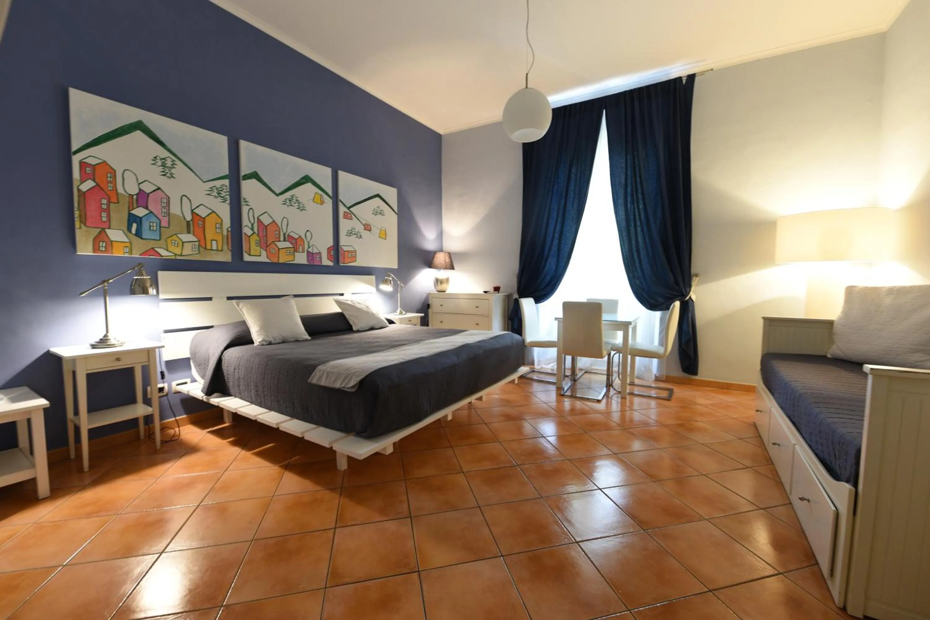 Photo of the whole room, Bed in QuodLibet