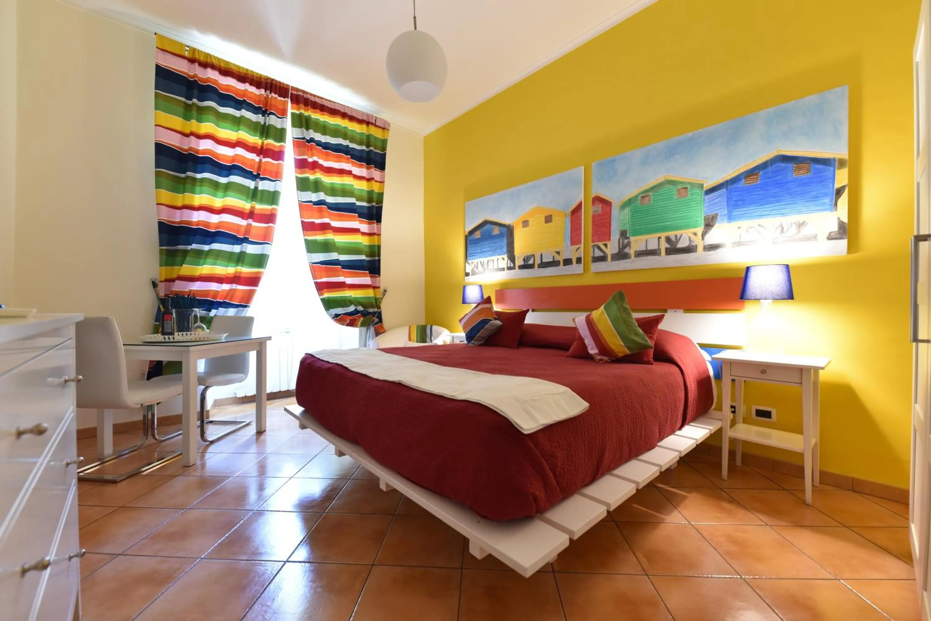 Photo of the whole room, Bed in QuodLibet