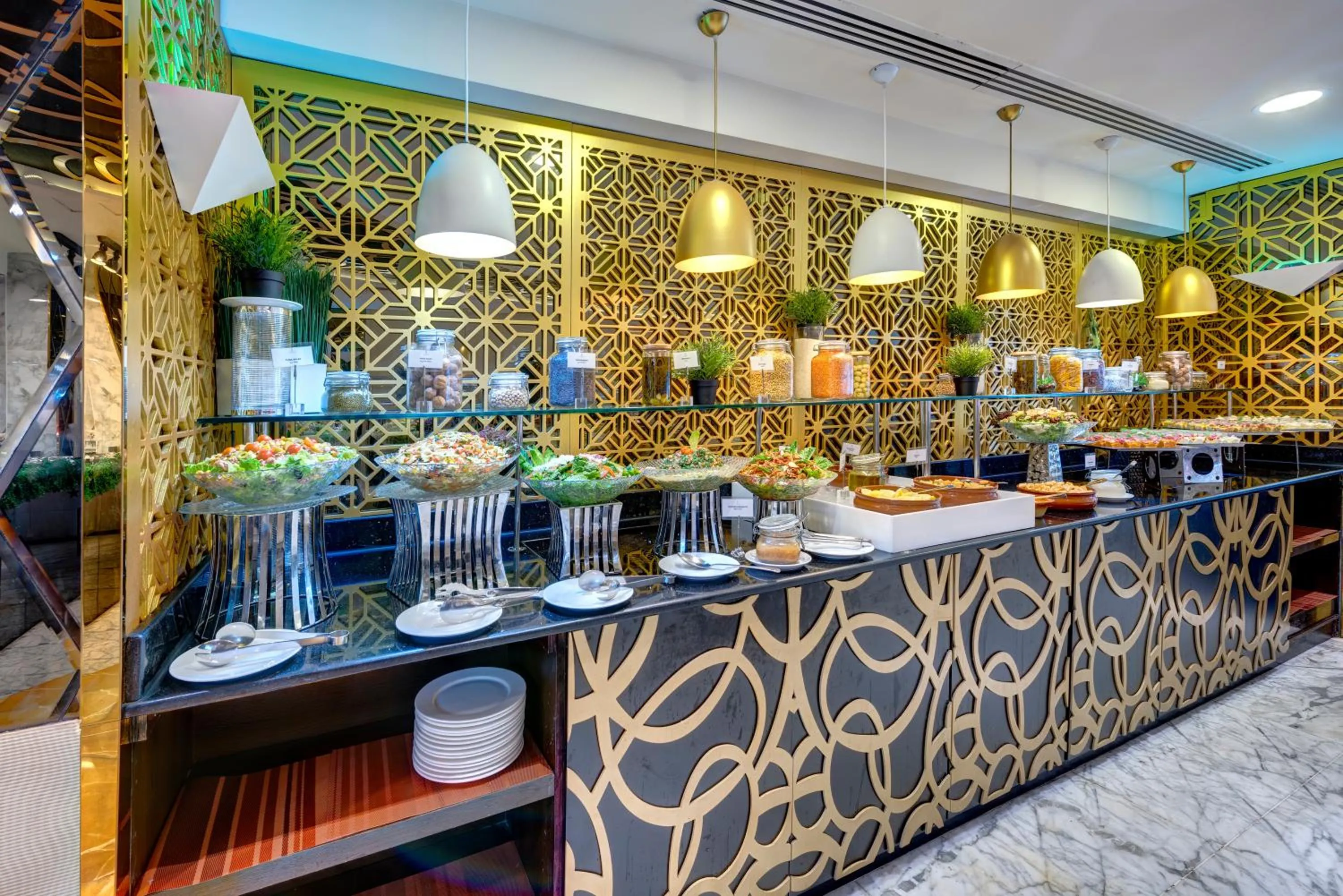 Restaurant/places to eat in Gevora Hotel