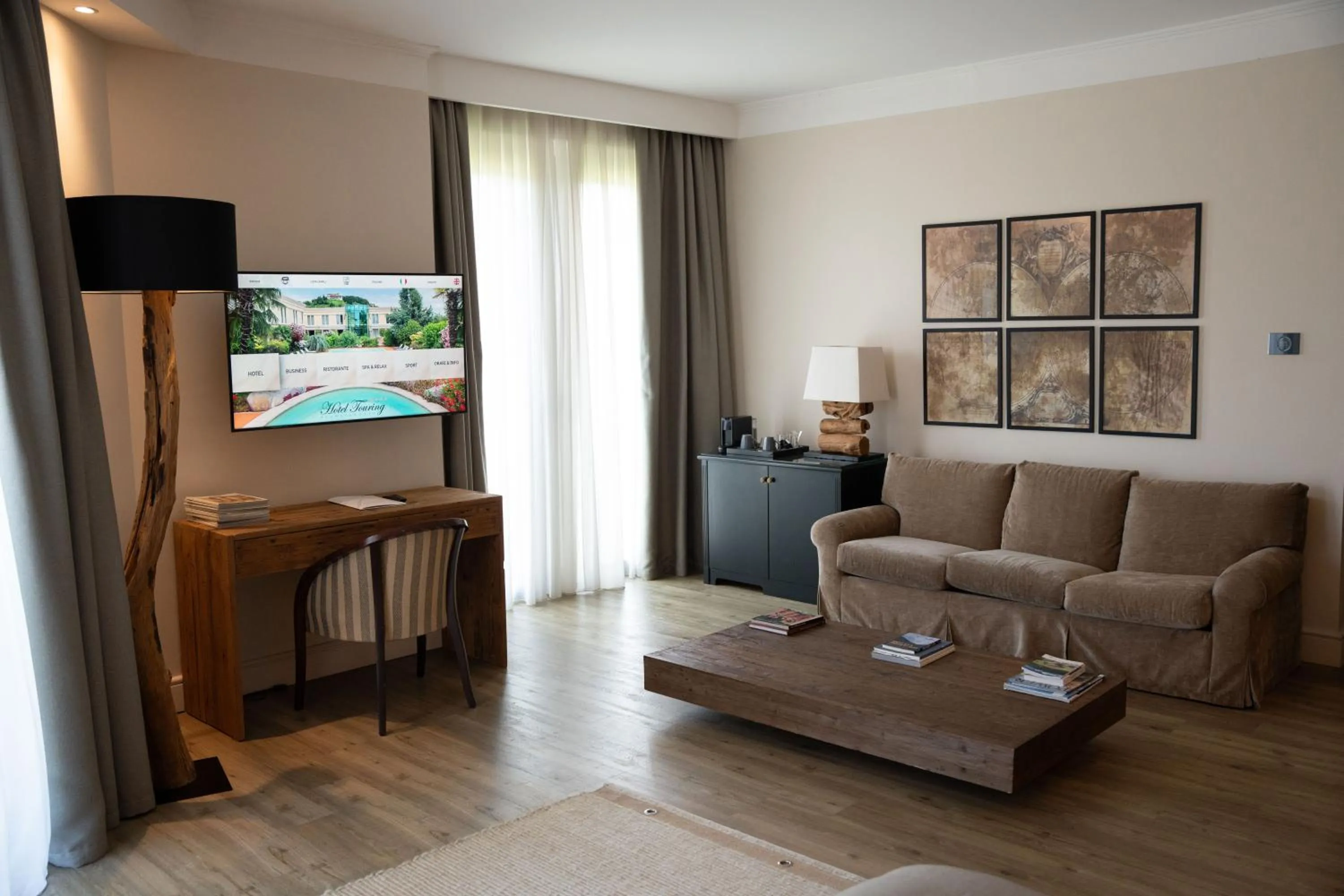 Communal lounge/ TV room in Hotel Touring