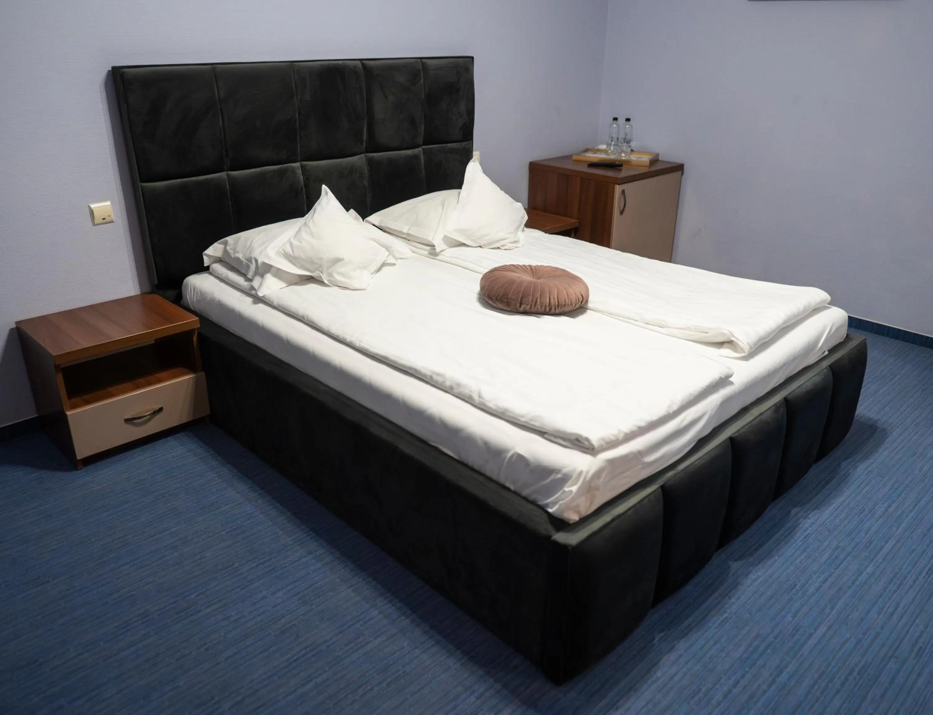 Photo of the whole room, Bed in Conacul Domnesc