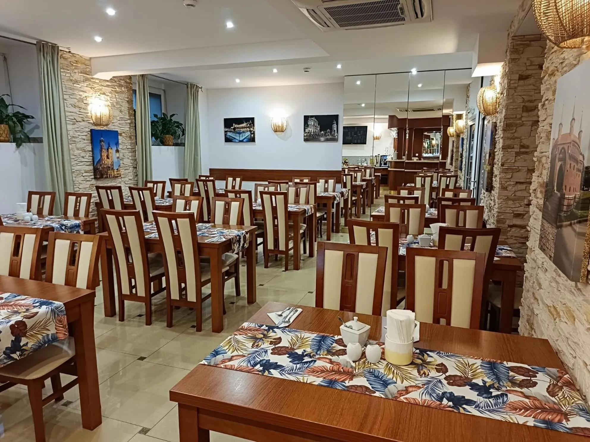 Restaurant/places to eat in Aparthotel Adler