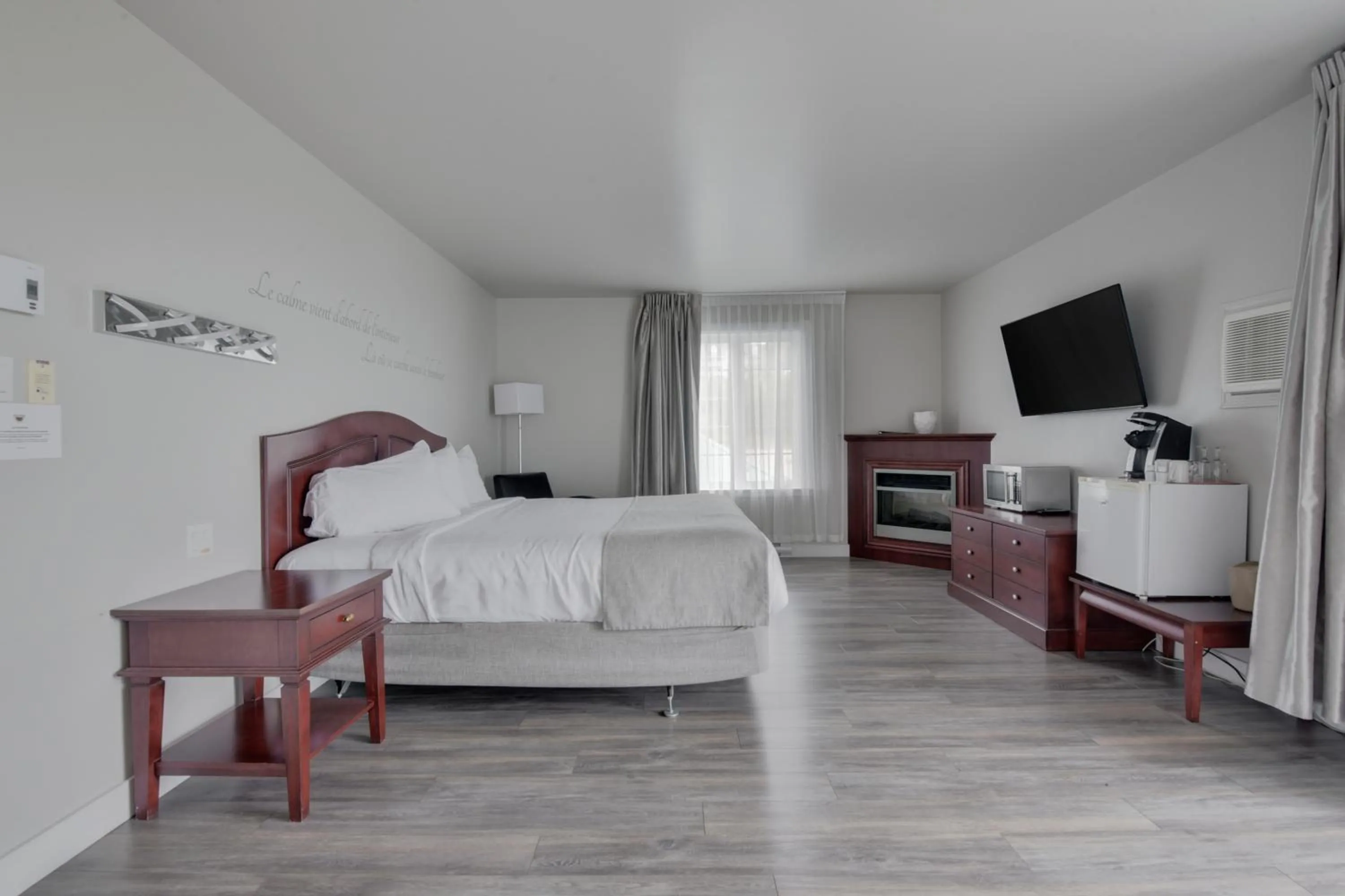 Bed in Hôtel et Pavillons Le Petit Manoir du Casino