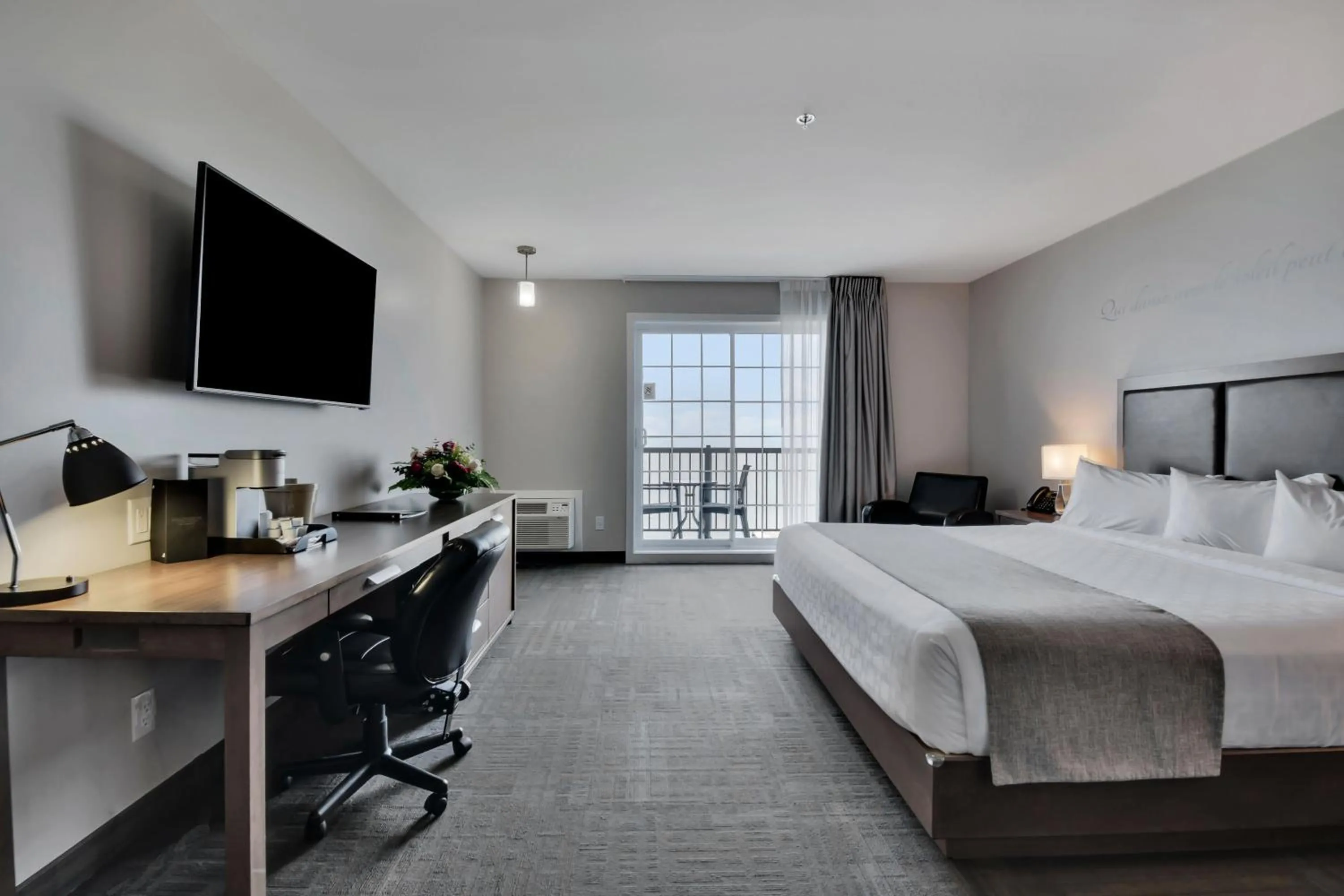 TV and multimedia, Bed in Hôtel et Pavillons Le Petit Manoir du Casino