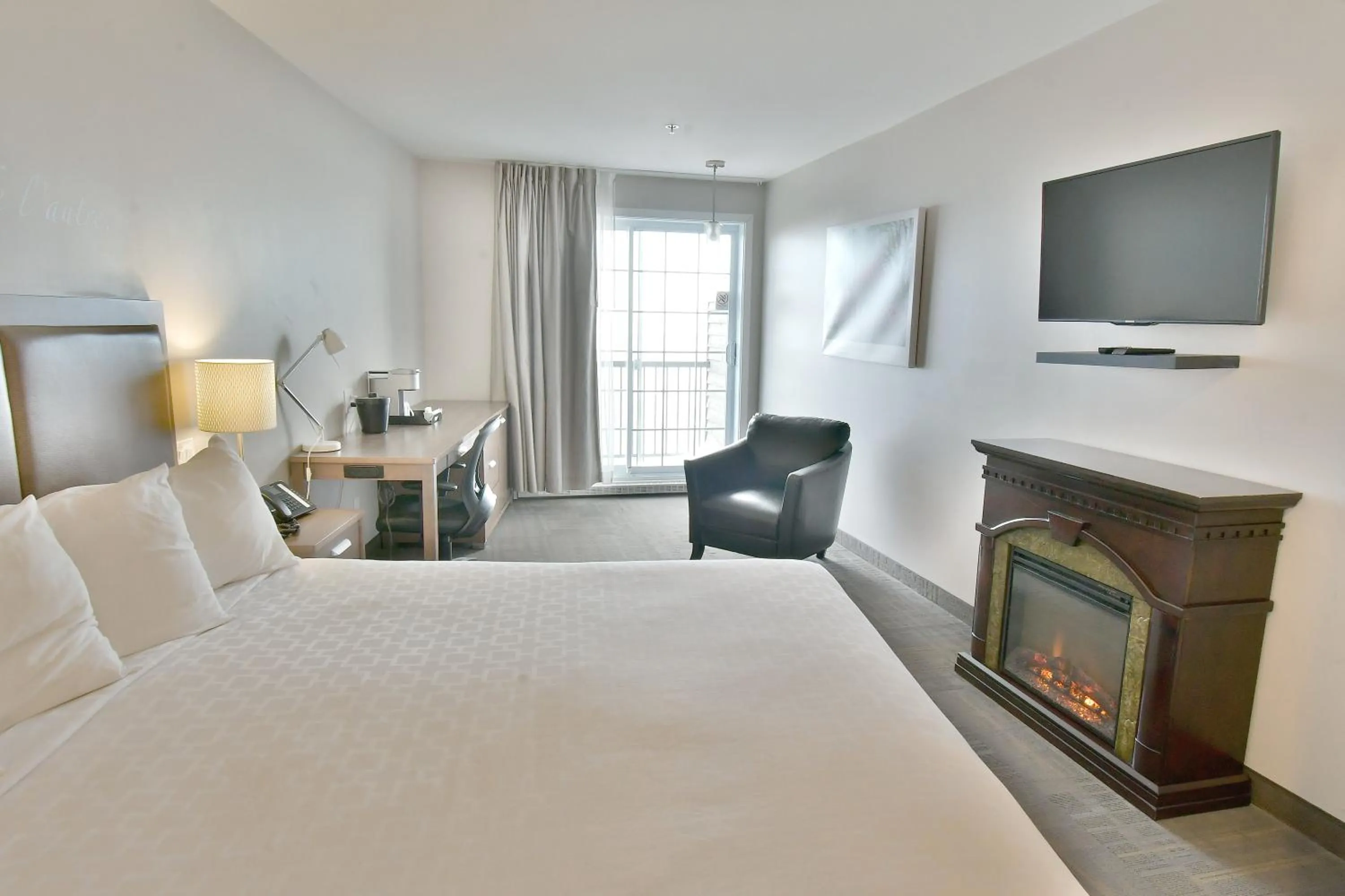 Bed in Hôtel et Pavillons Le Petit Manoir du Casino