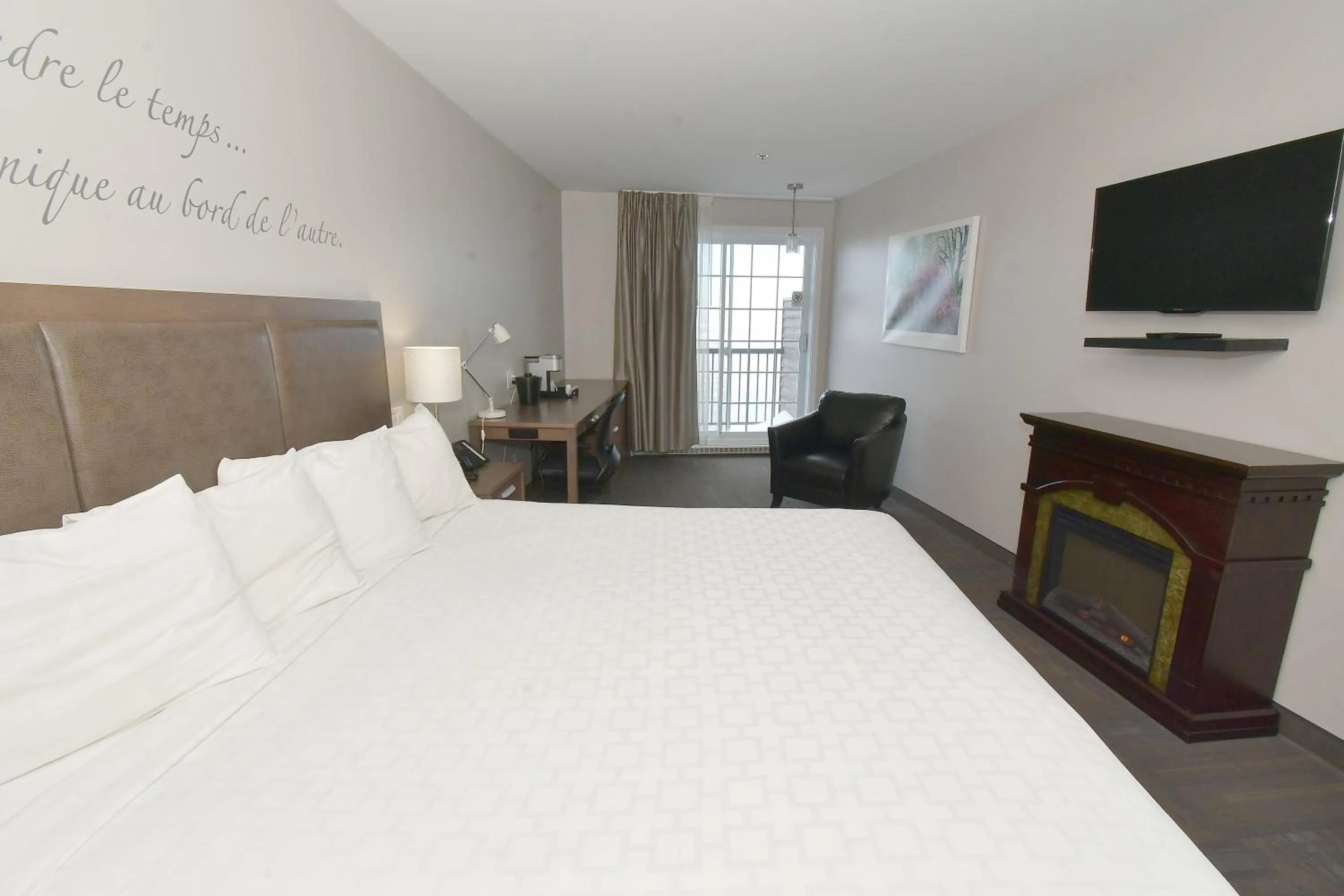 Photo of the whole room, Bed in Hôtel et Pavillons Le Petit Manoir du Casino