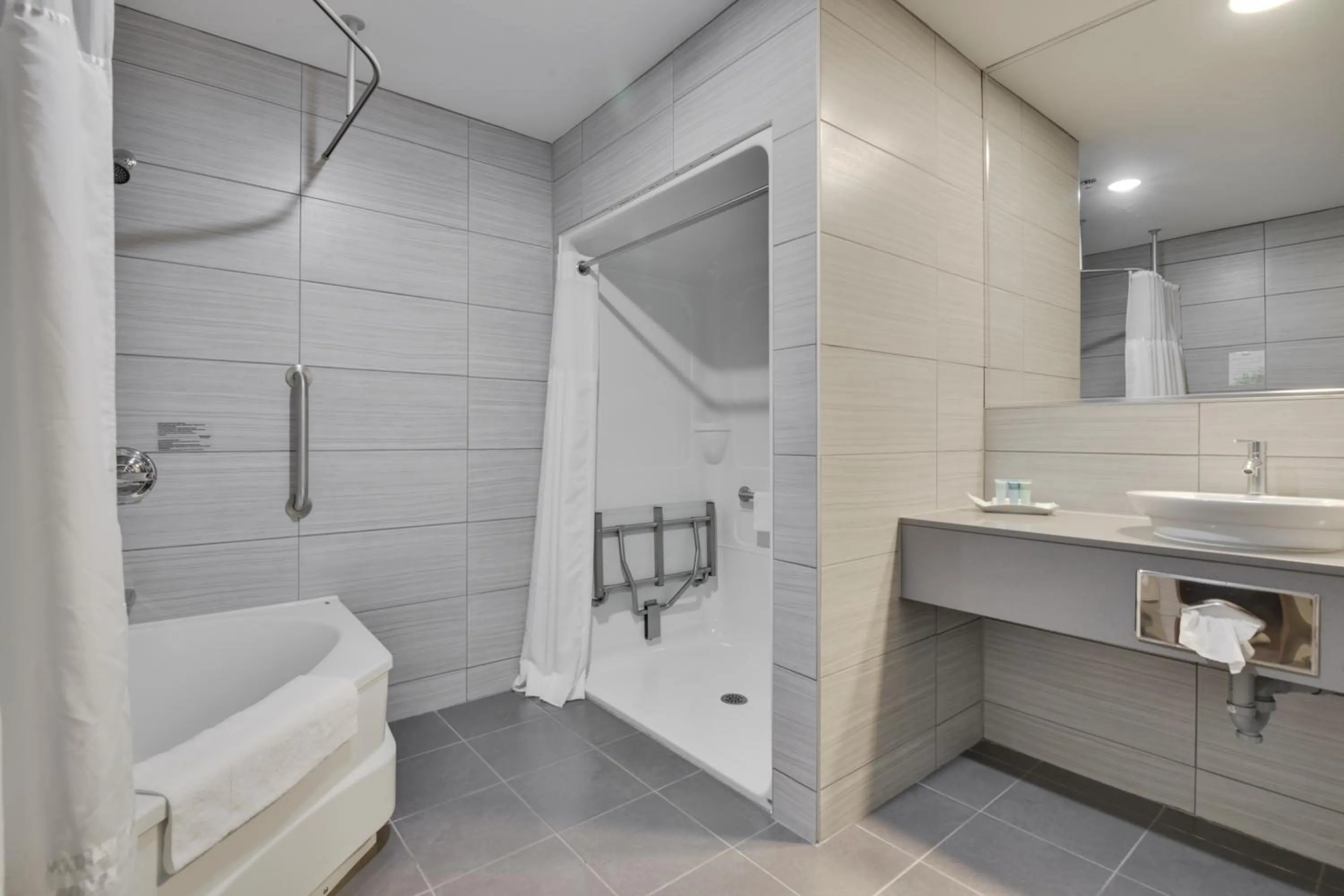 Bathroom in Hôtel et Pavillons Le Petit Manoir du Casino