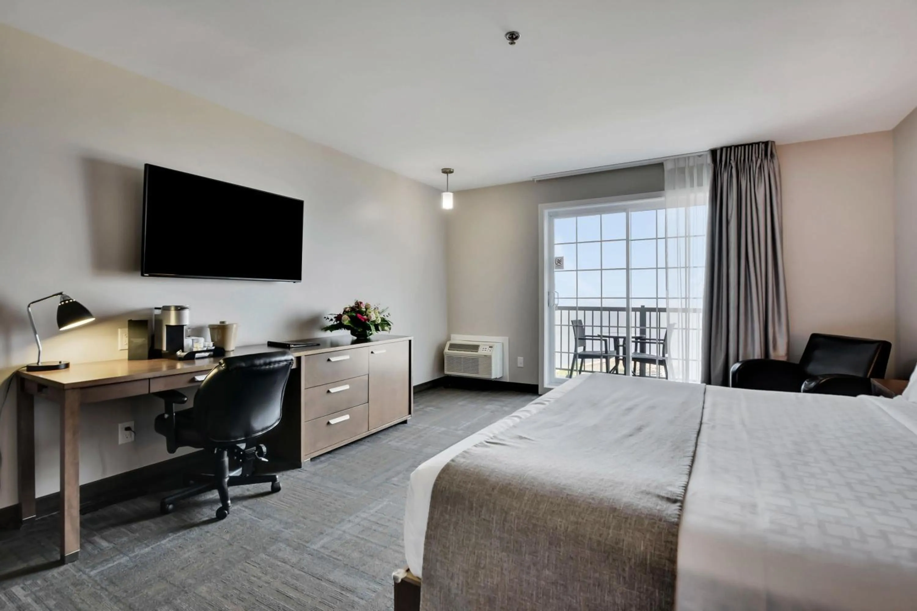 Photo of the whole room, Bed in Hôtel et Pavillons Le Petit Manoir du Casino