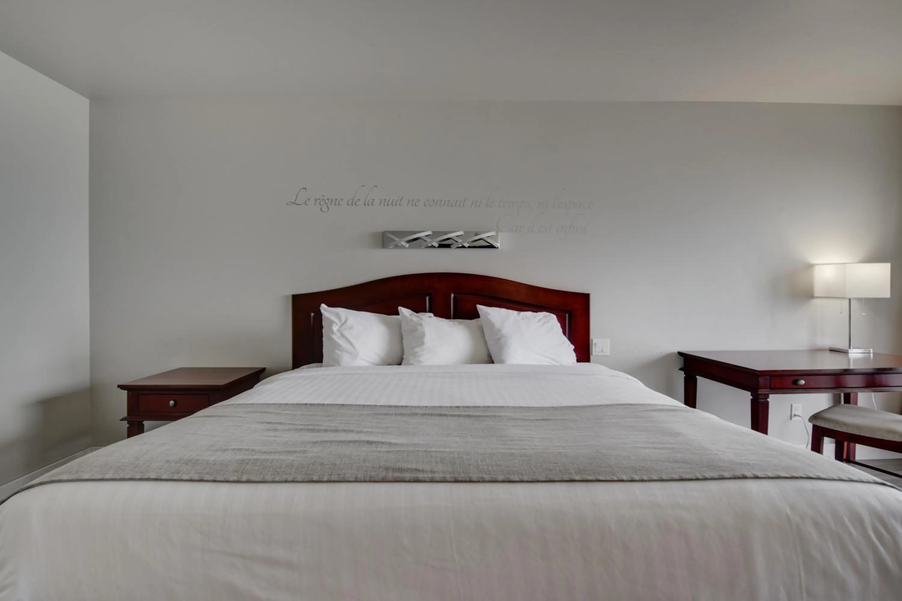 Bed in Hôtel et Pavillons Le Petit Manoir du Casino