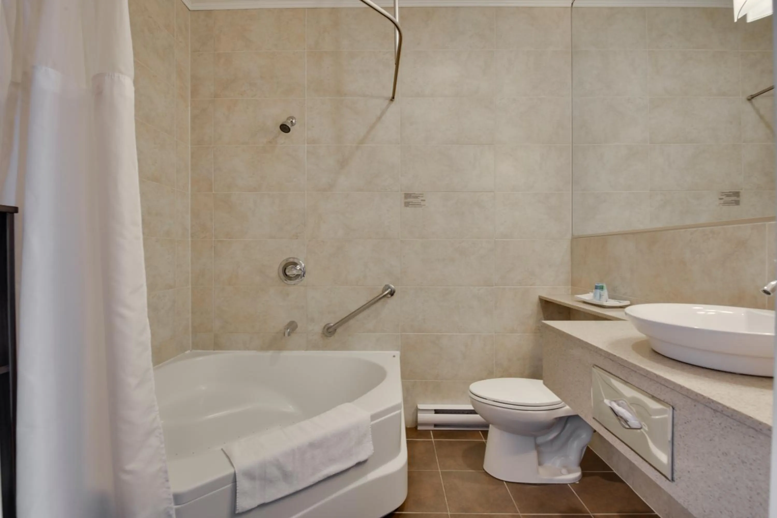 Bathroom in Hôtel et Pavillons Le Petit Manoir du Casino