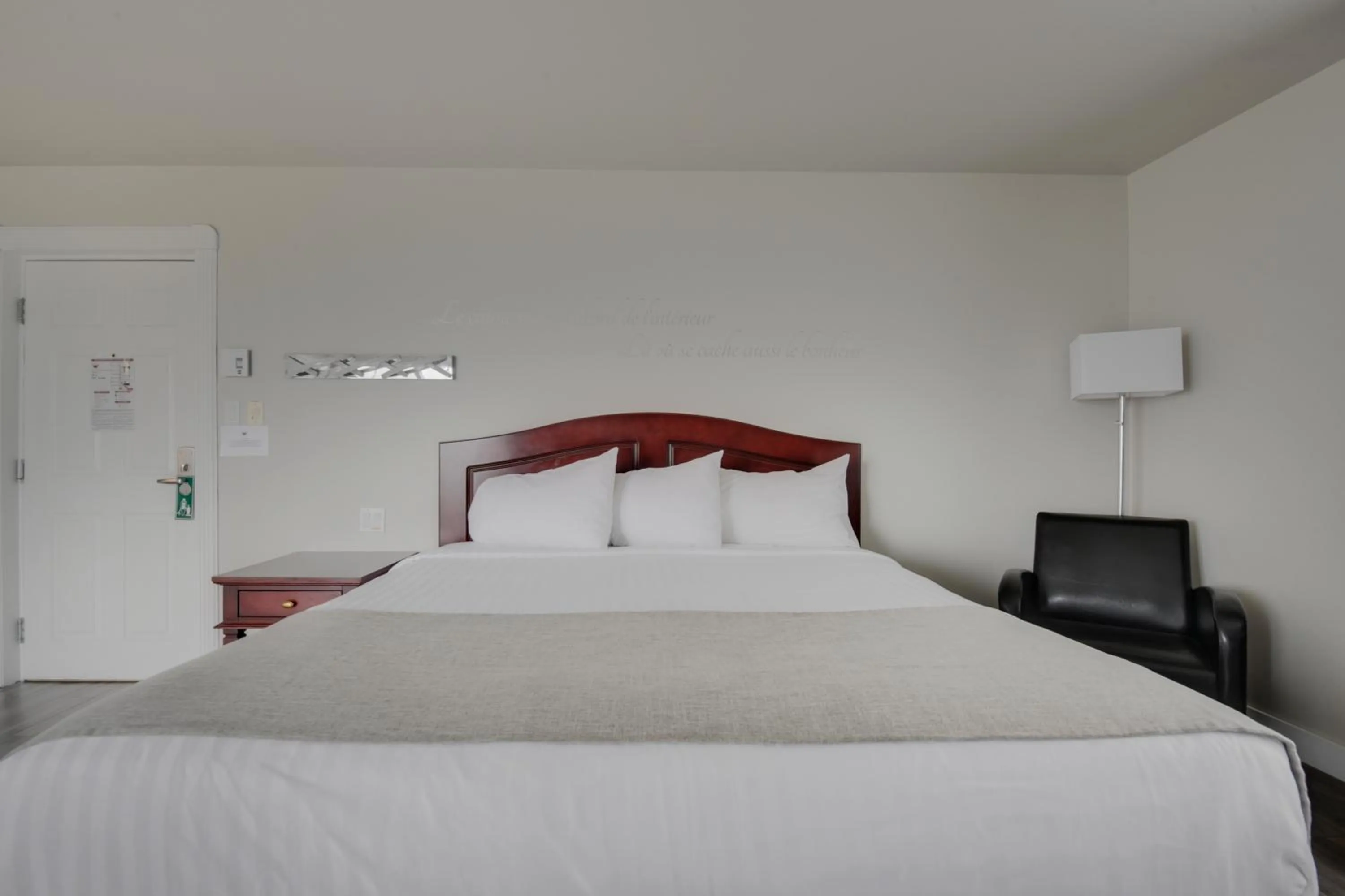 Bed in Hôtel et Pavillons Le Petit Manoir du Casino