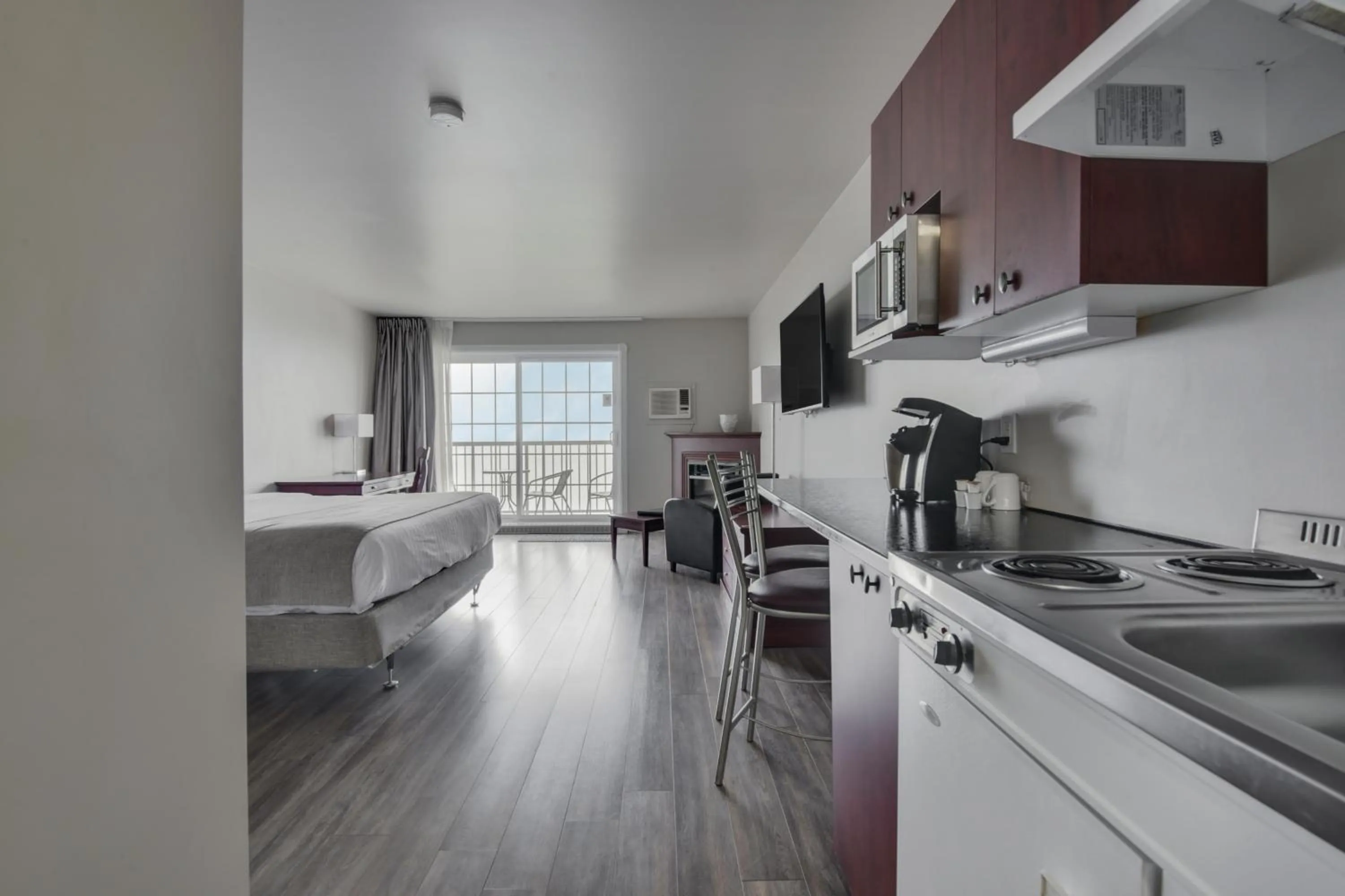 Kitchen or kitchenette in Hôtel et Pavillons Le Petit Manoir du Casino