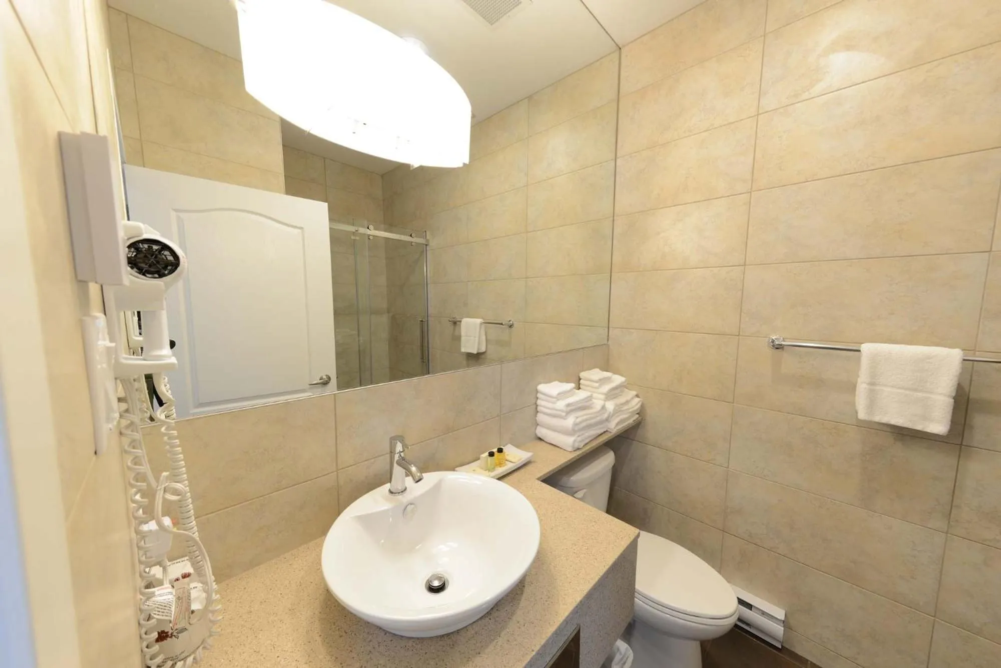 Bathroom in Hôtel et Pavillons Le Petit Manoir du Casino