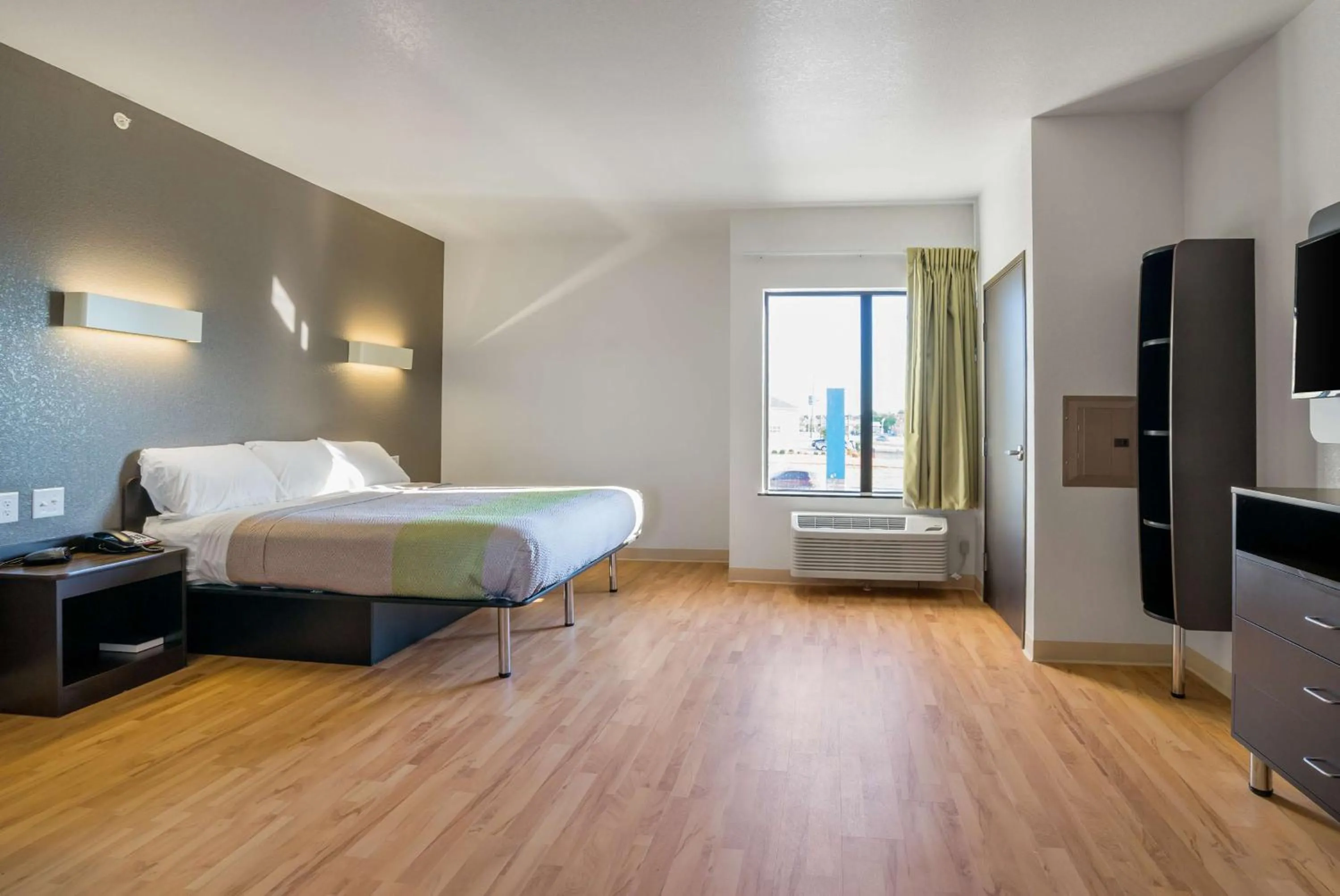 TV and multimedia, Bed in Studio 6-Buda, TX