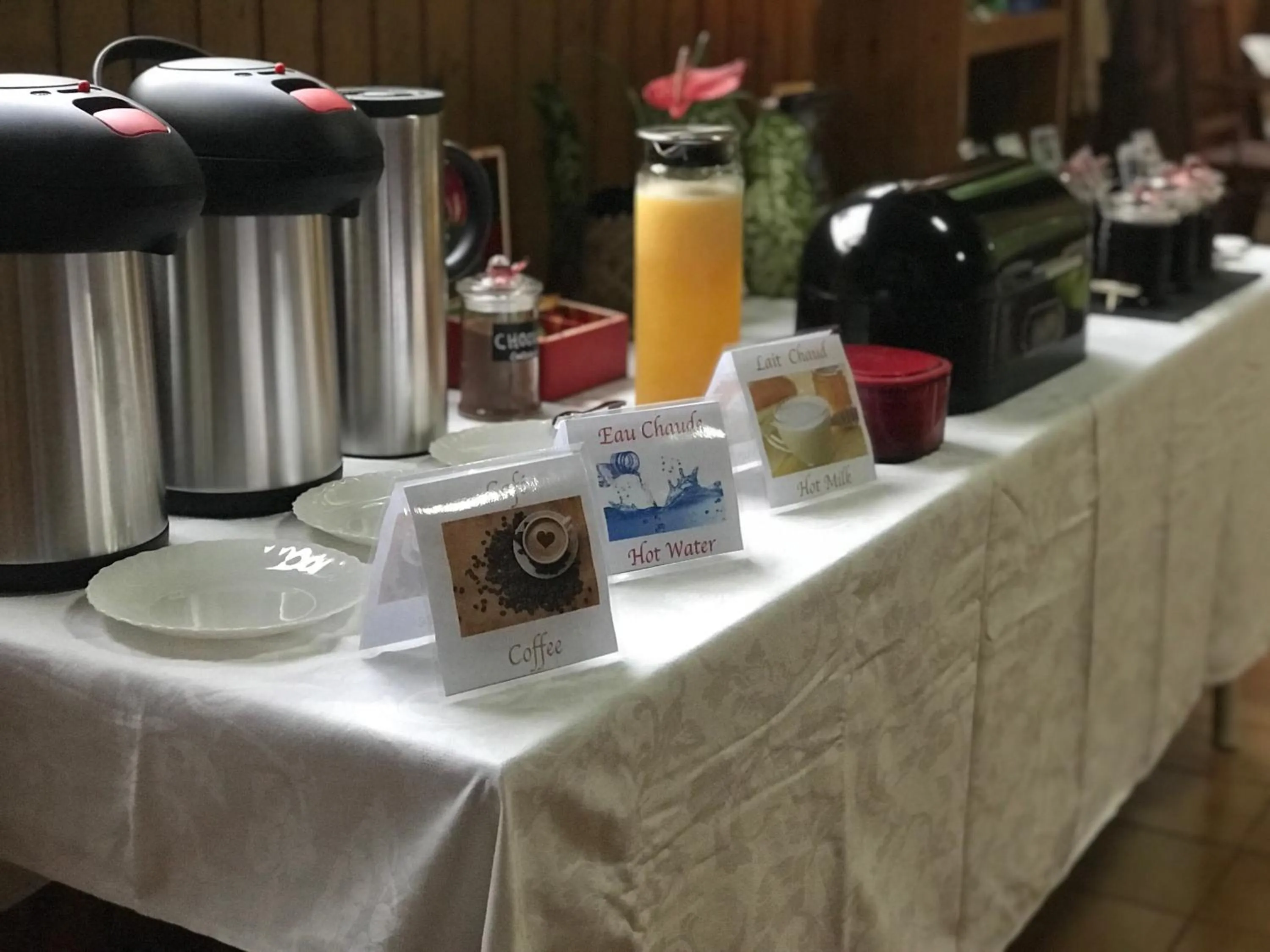 Coffee/tea facilities in Auberge Desprairies