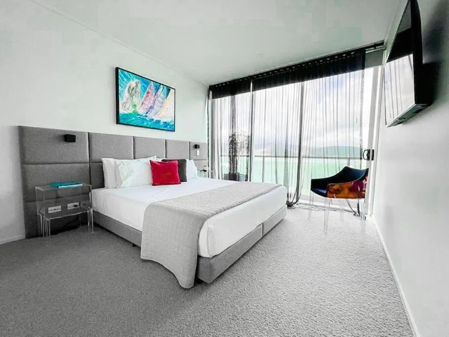 Bedroom, Bed in Peninsula Airlie Beach