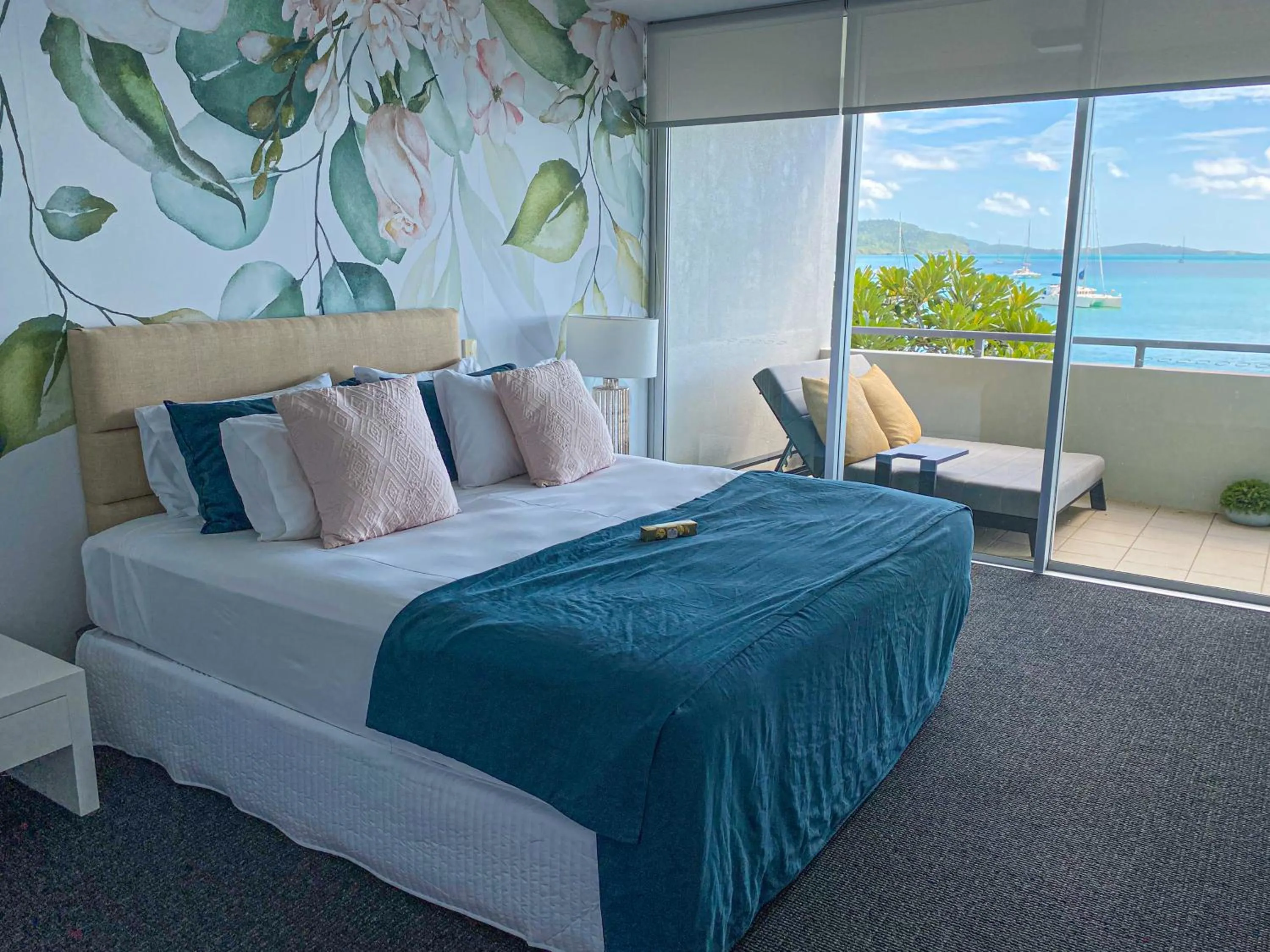 Balcony/Terrace, Bed in Peninsula Airlie Beach