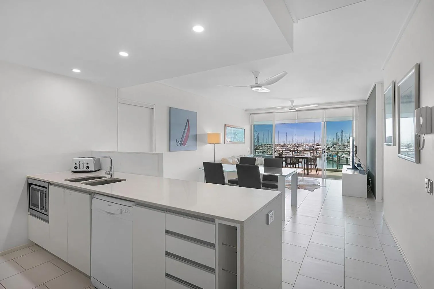 Kitchen or kitchenette in Peninsula Airlie Beach