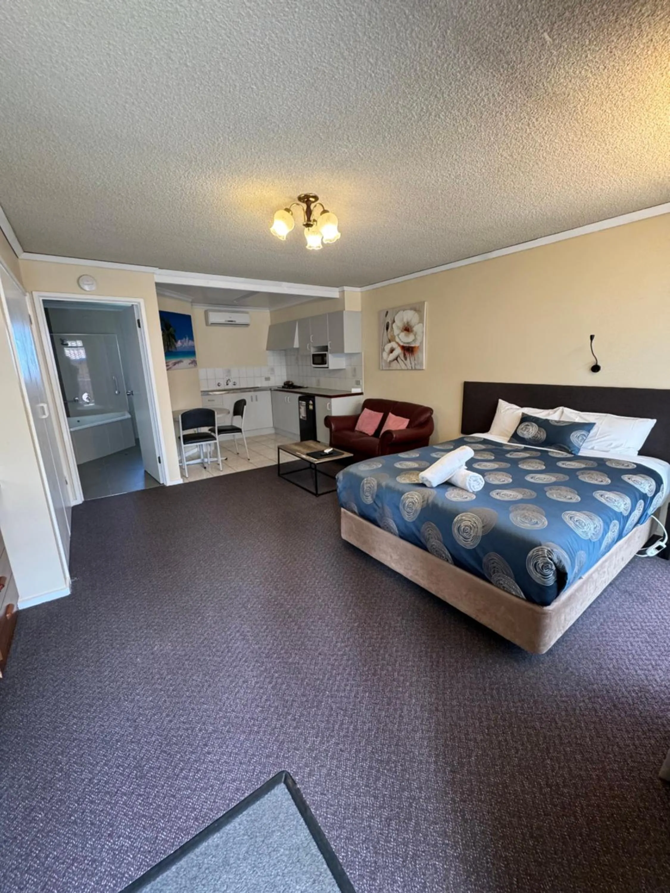 Bed in Blue Whale Motor Inn & Apartments