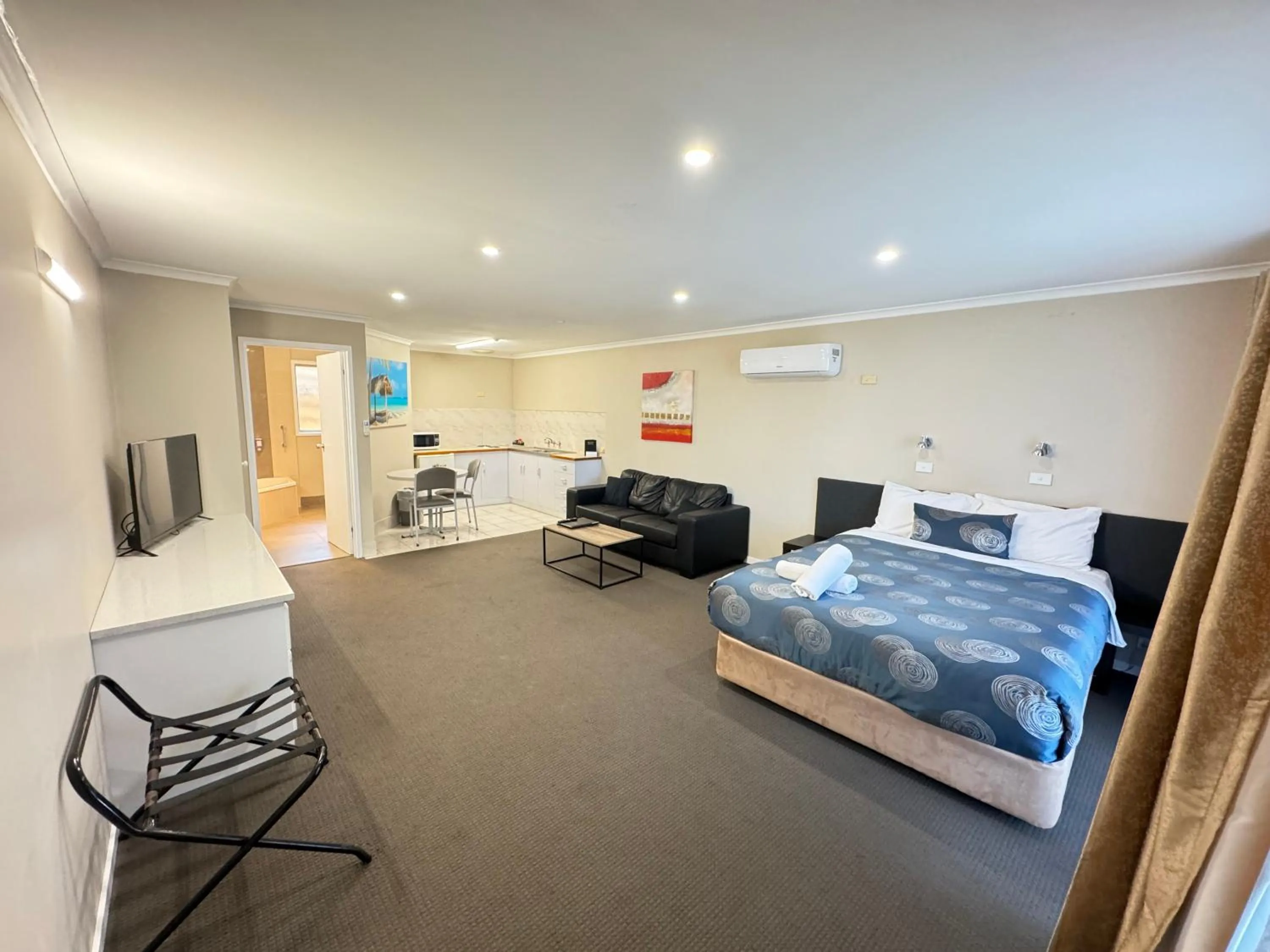 Bed in Blue Whale Motor Inn & Apartments