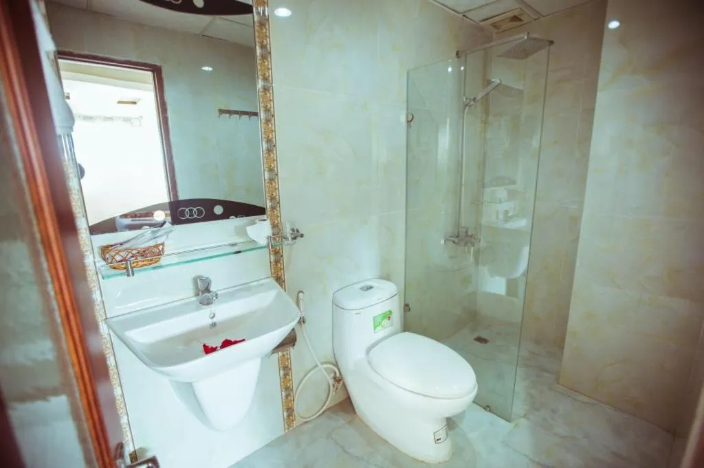 Toilet in Oliver Hotel