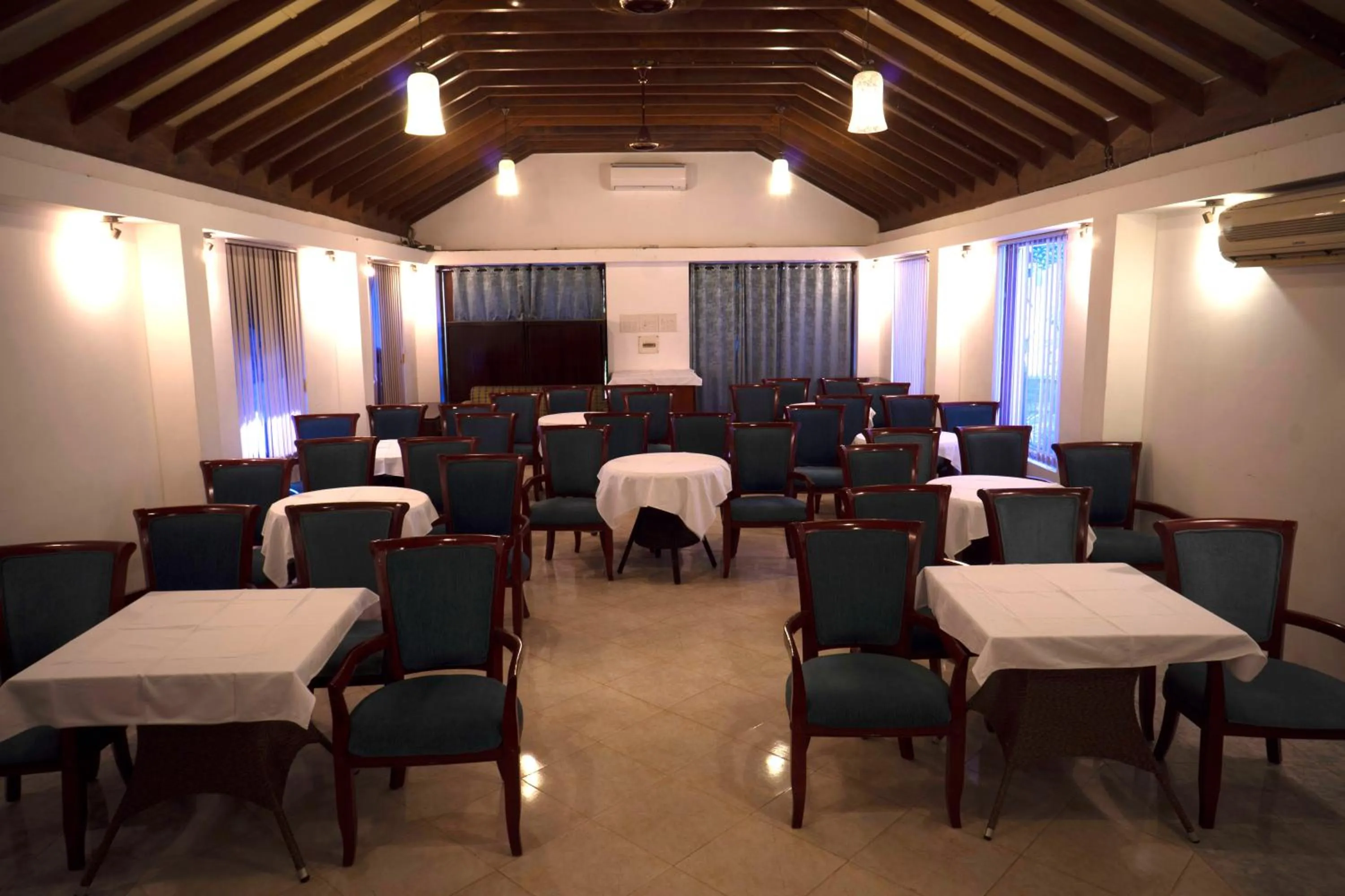 Business facilities in Colonia Santa Maria