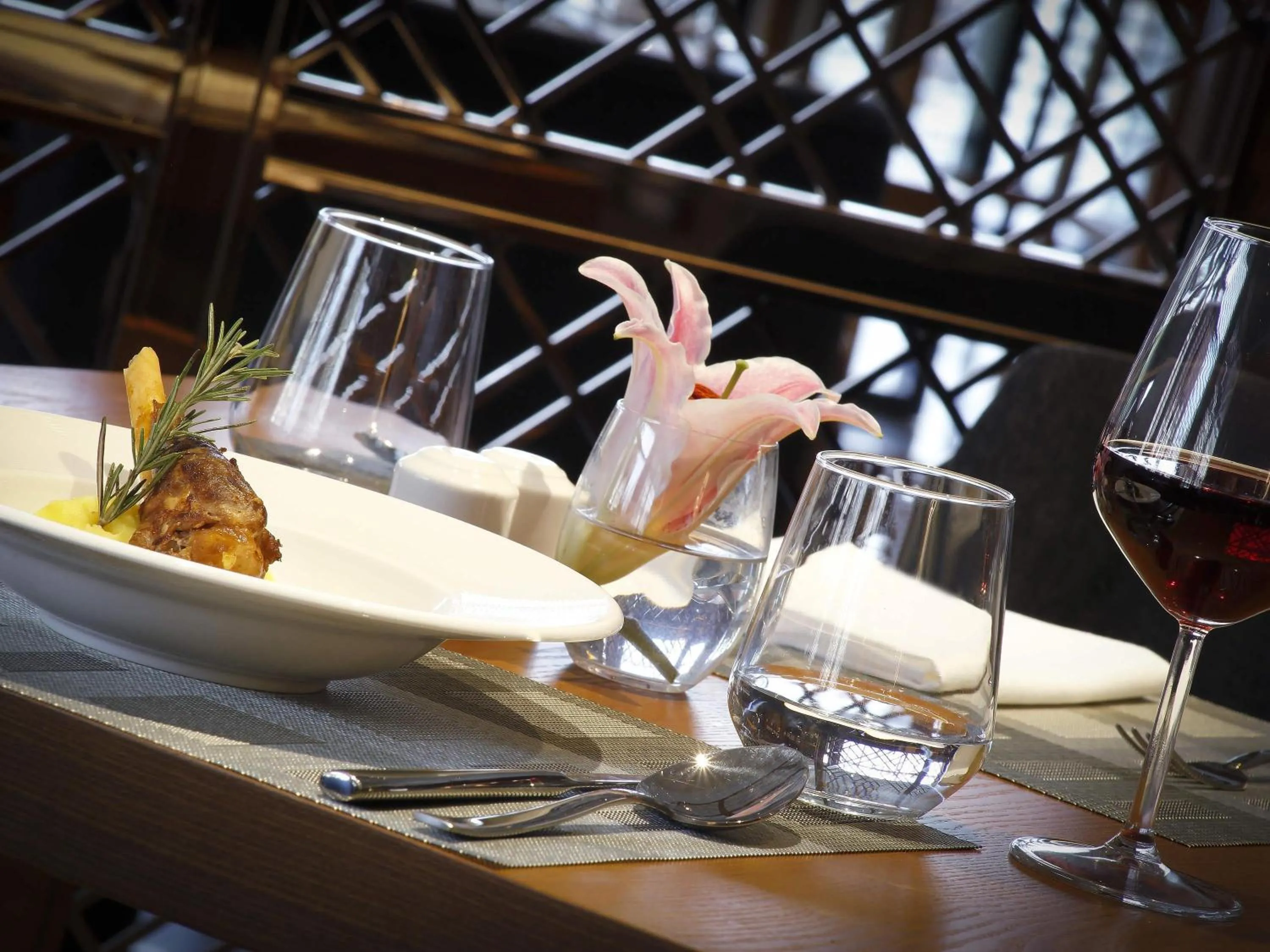 Restaurant/places to eat in Novotel Chennai Chamiers Road