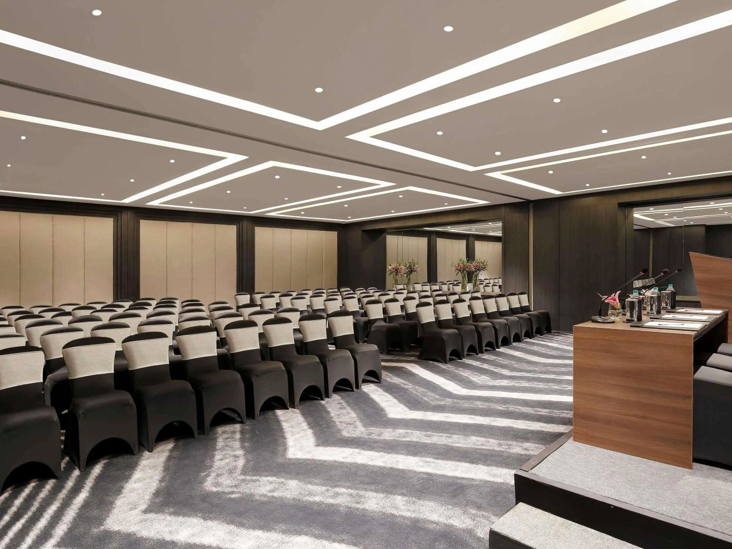 Meeting/conference room in Novotel Chennai Chamiers Road