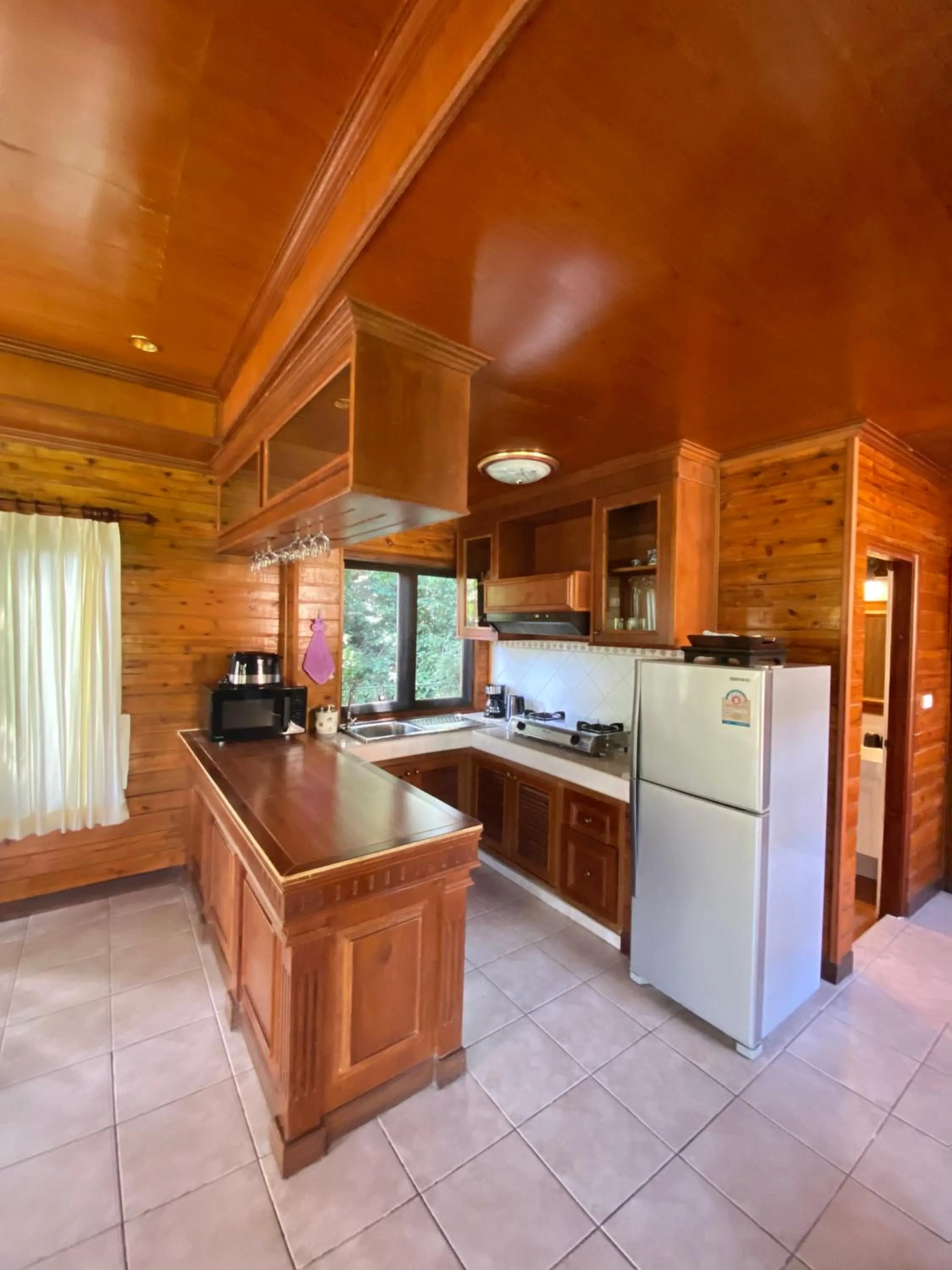 Kitchen or kitchenette in Baan Laem Noi Villa's