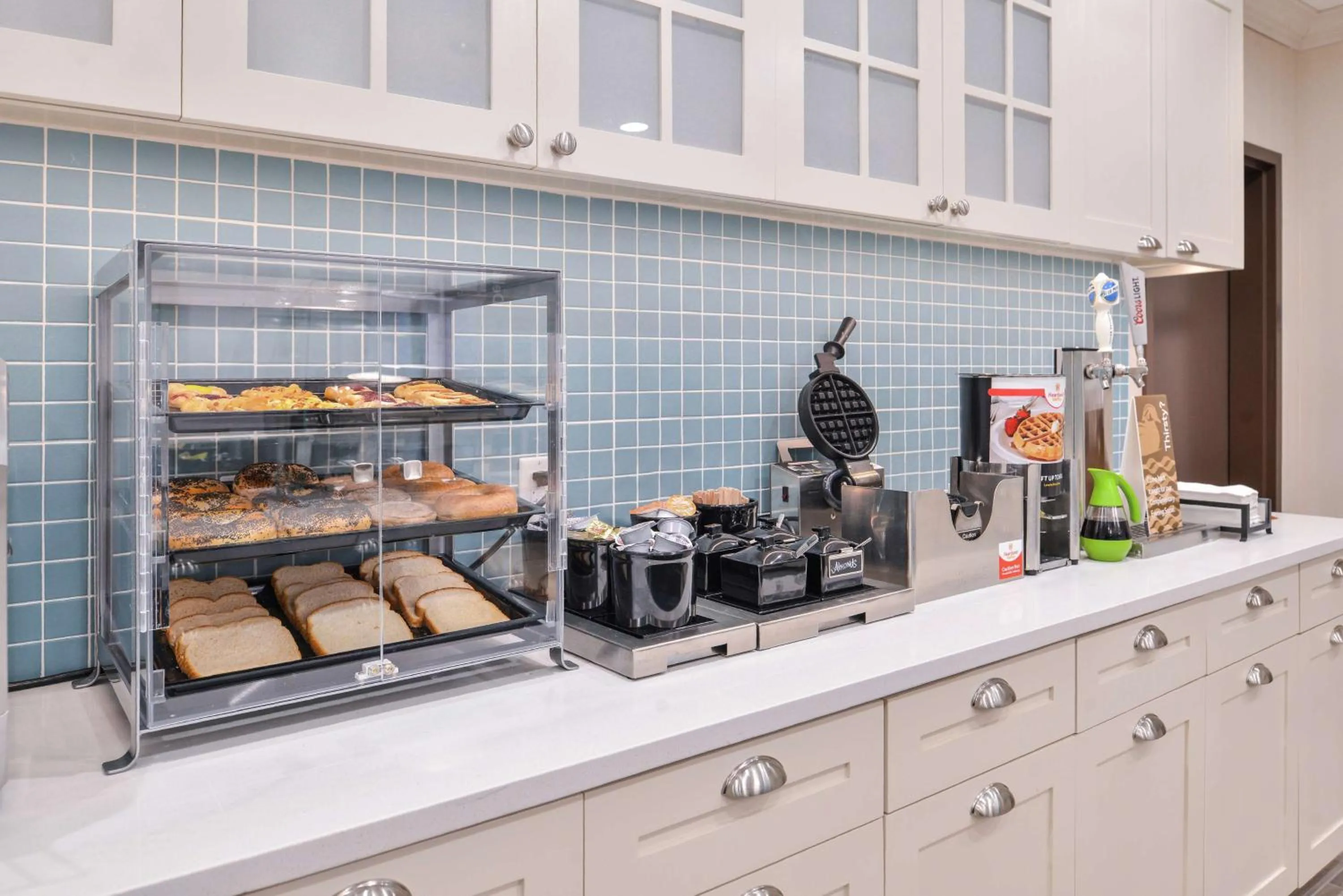 Dining area in Homewood Suites Des Moines Airport