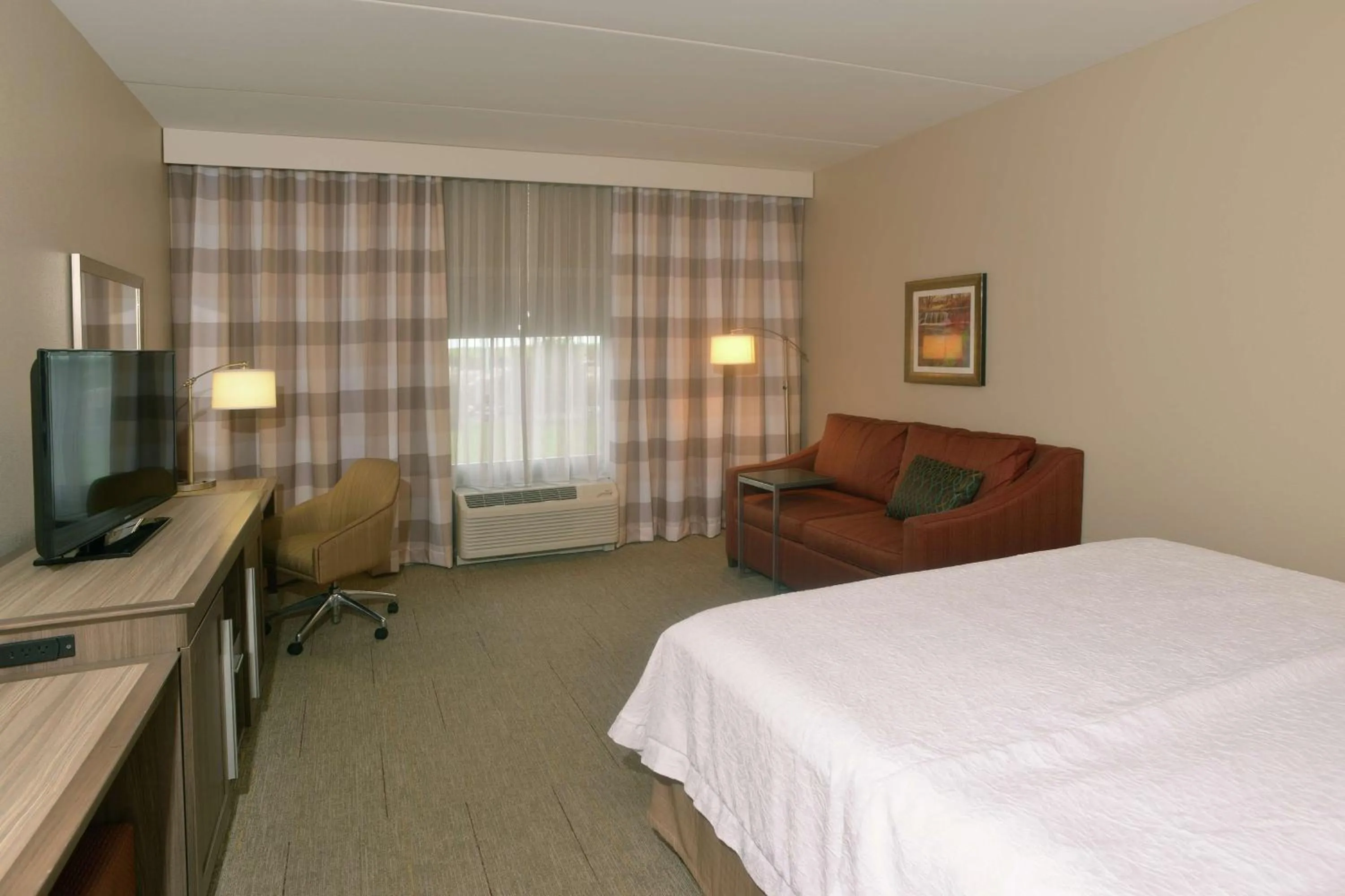 Bedroom, Bed in Hampton Inn Springfield-Southeast, MO