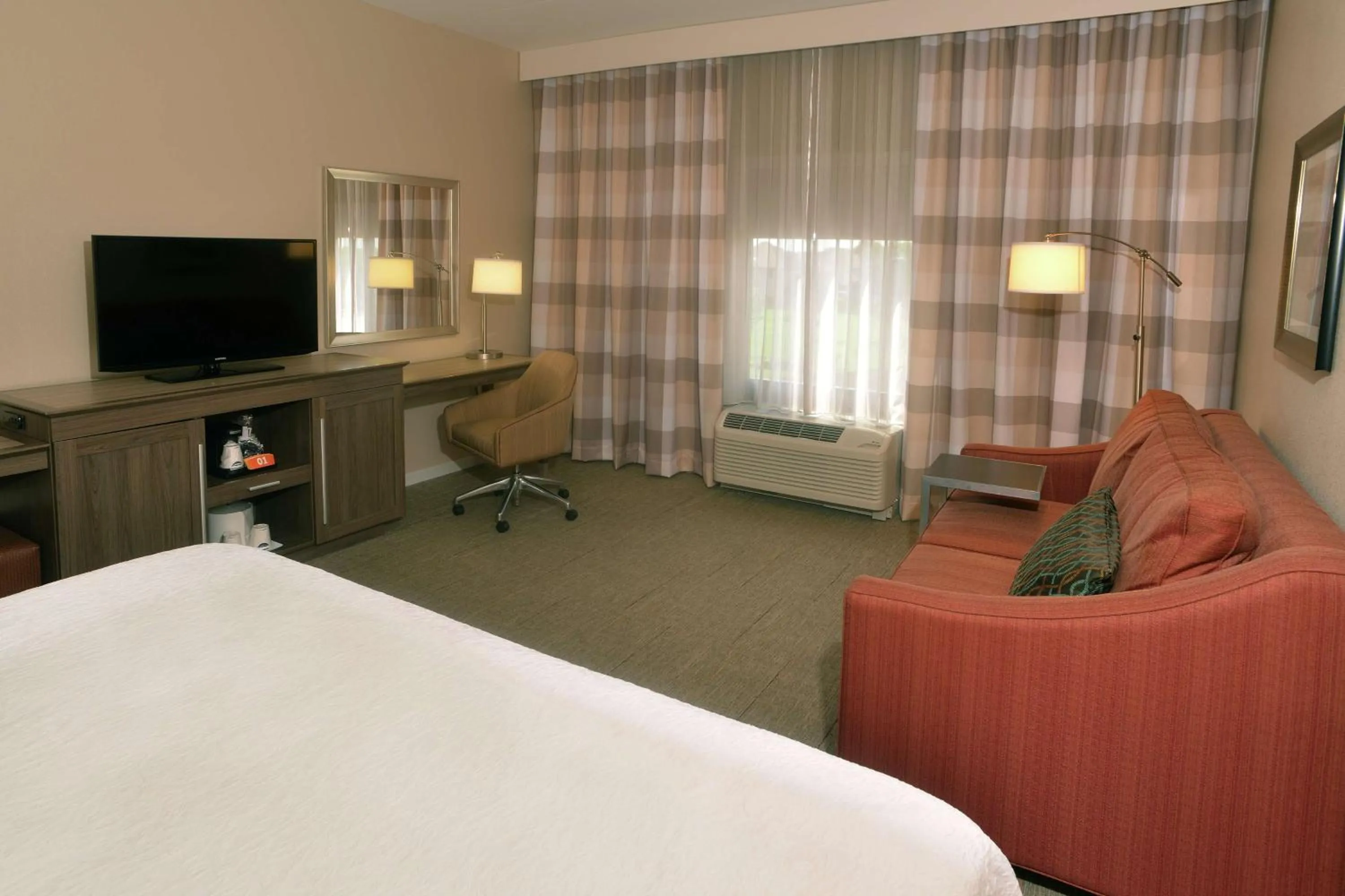 Bedroom, Bed in Hampton Inn Springfield-Southeast, MO