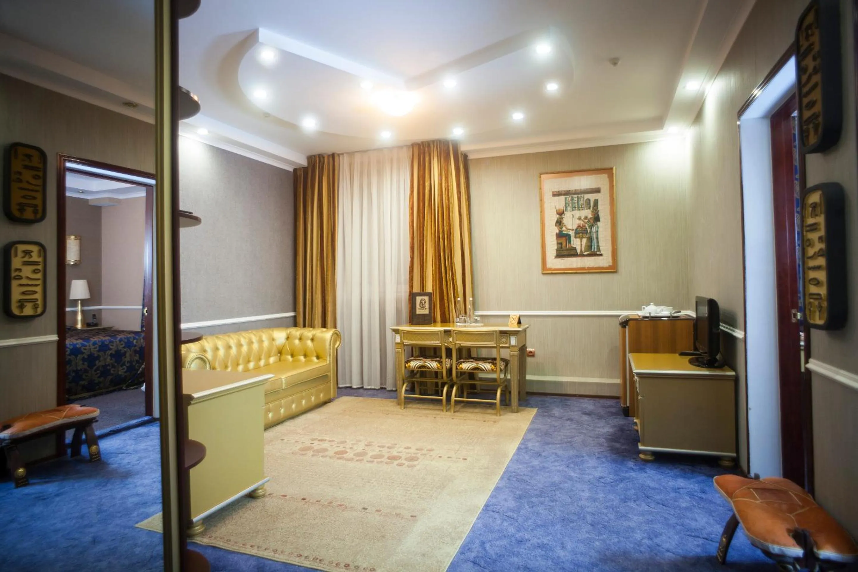 Living room, Bed in Отель Фараон