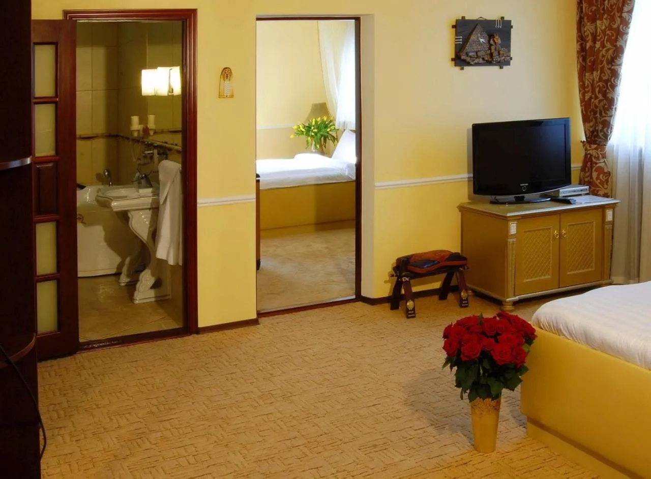 Living room, Bed in Отель Фараон