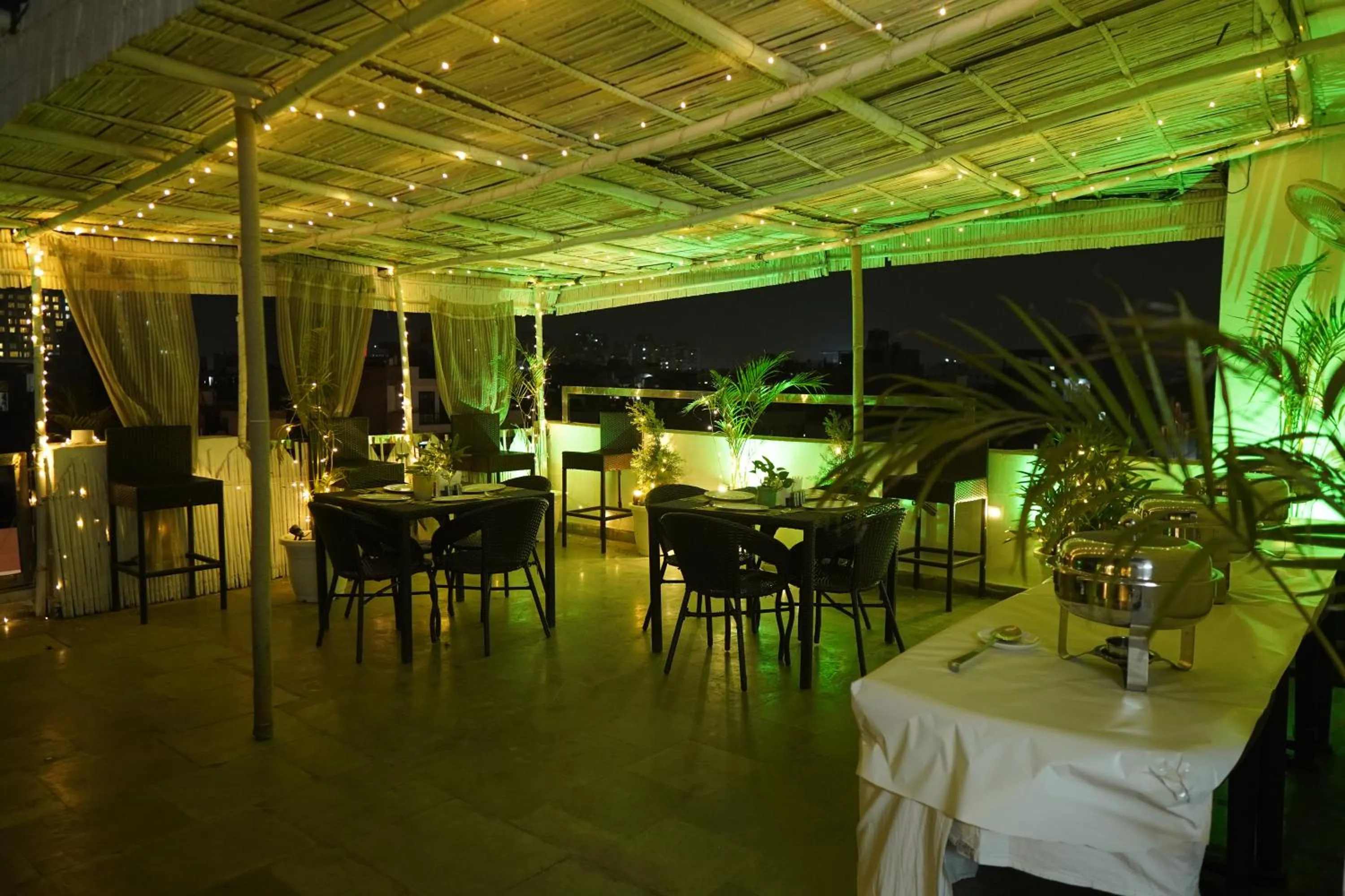 Restaurant/places to eat in Vivid Boutique Hotel, Medanta, Gurugram