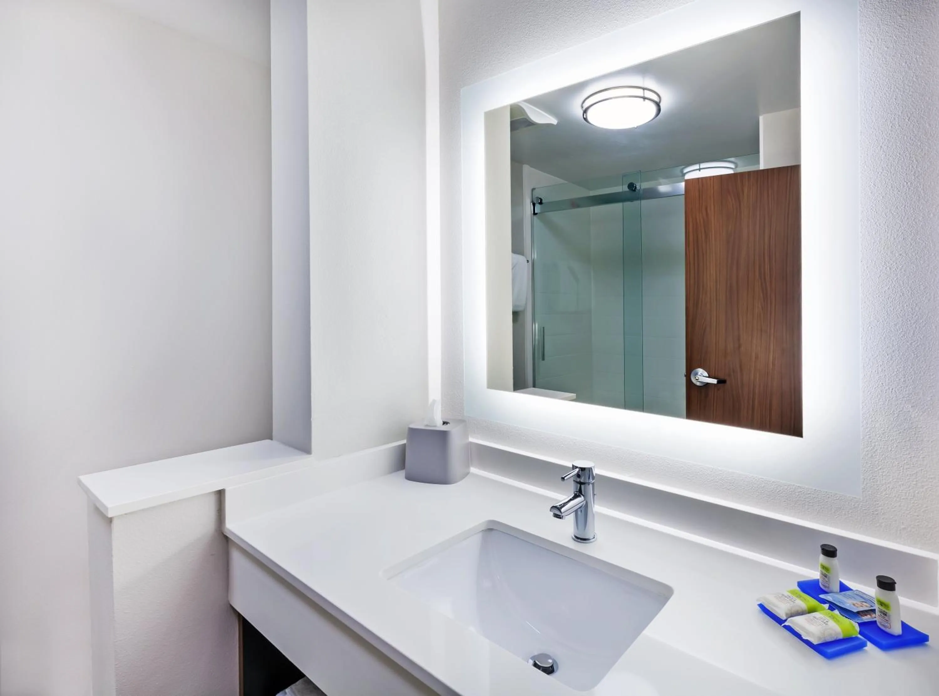 Bathroom in Holiday Inn Express & Suites Tulsa South - Woodland Hills by IHG