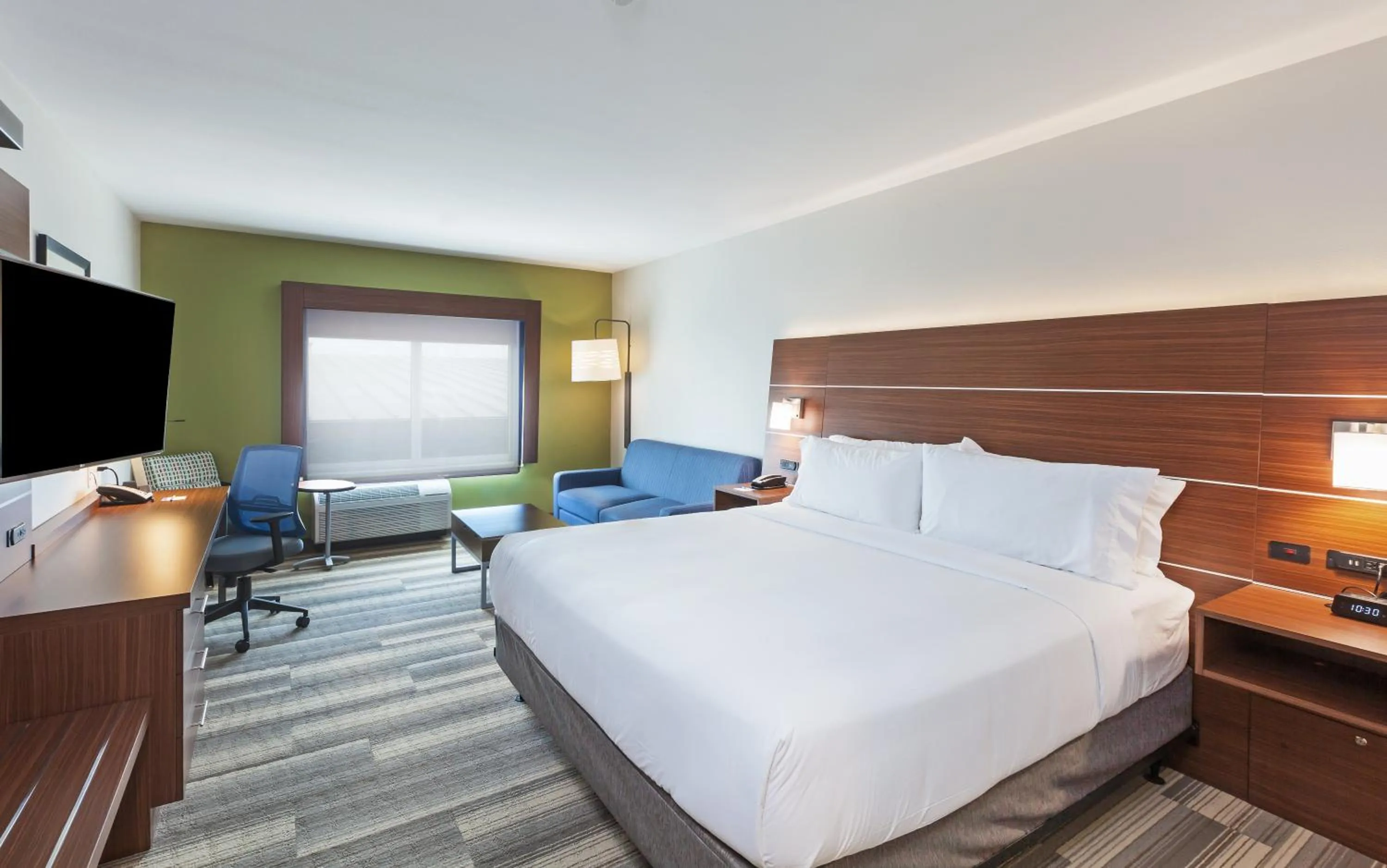 Bedroom, Bed in Holiday Inn Express & Suites Tulsa South - Woodland Hills by IHG