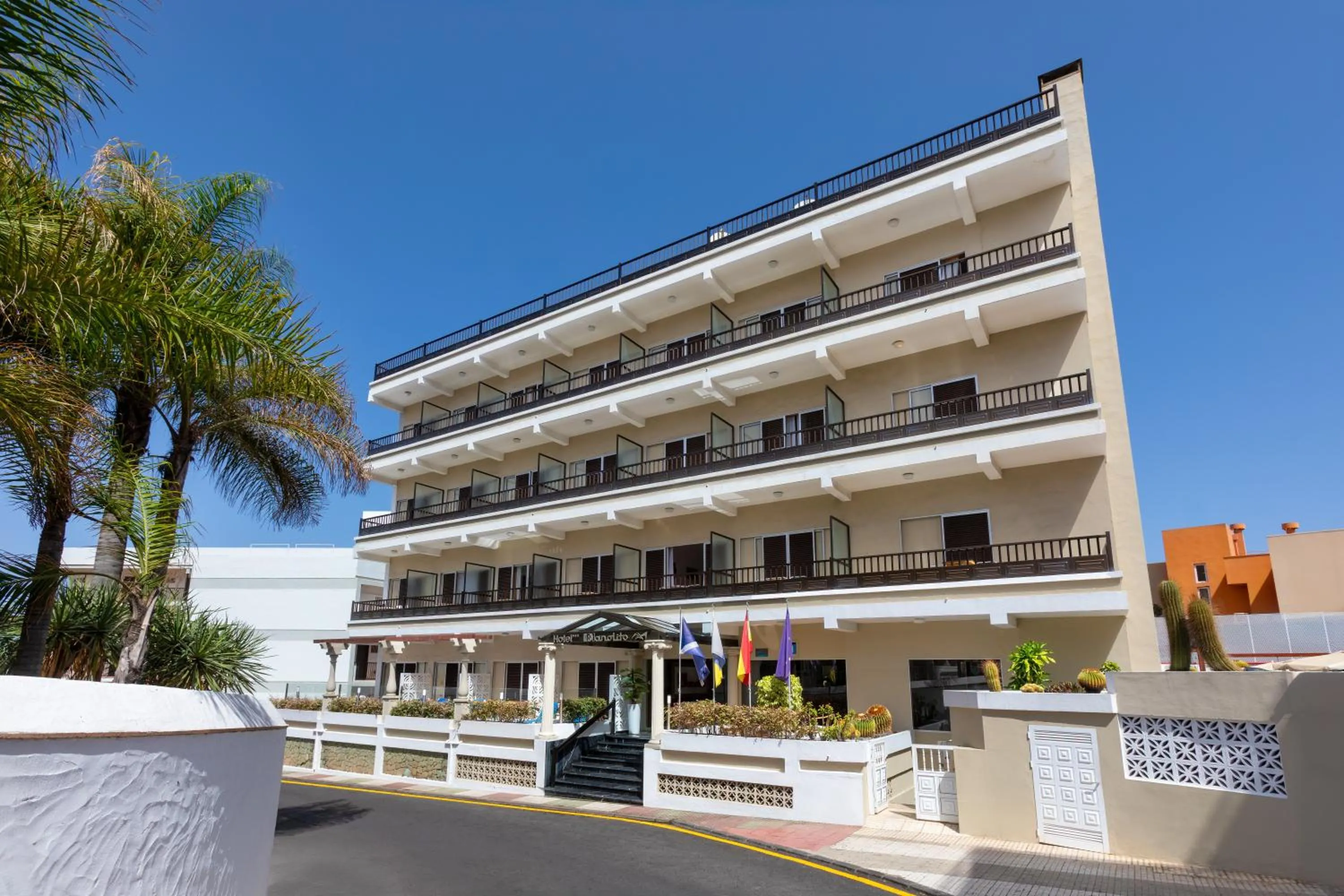 Property building in Hotel Don Manolito
