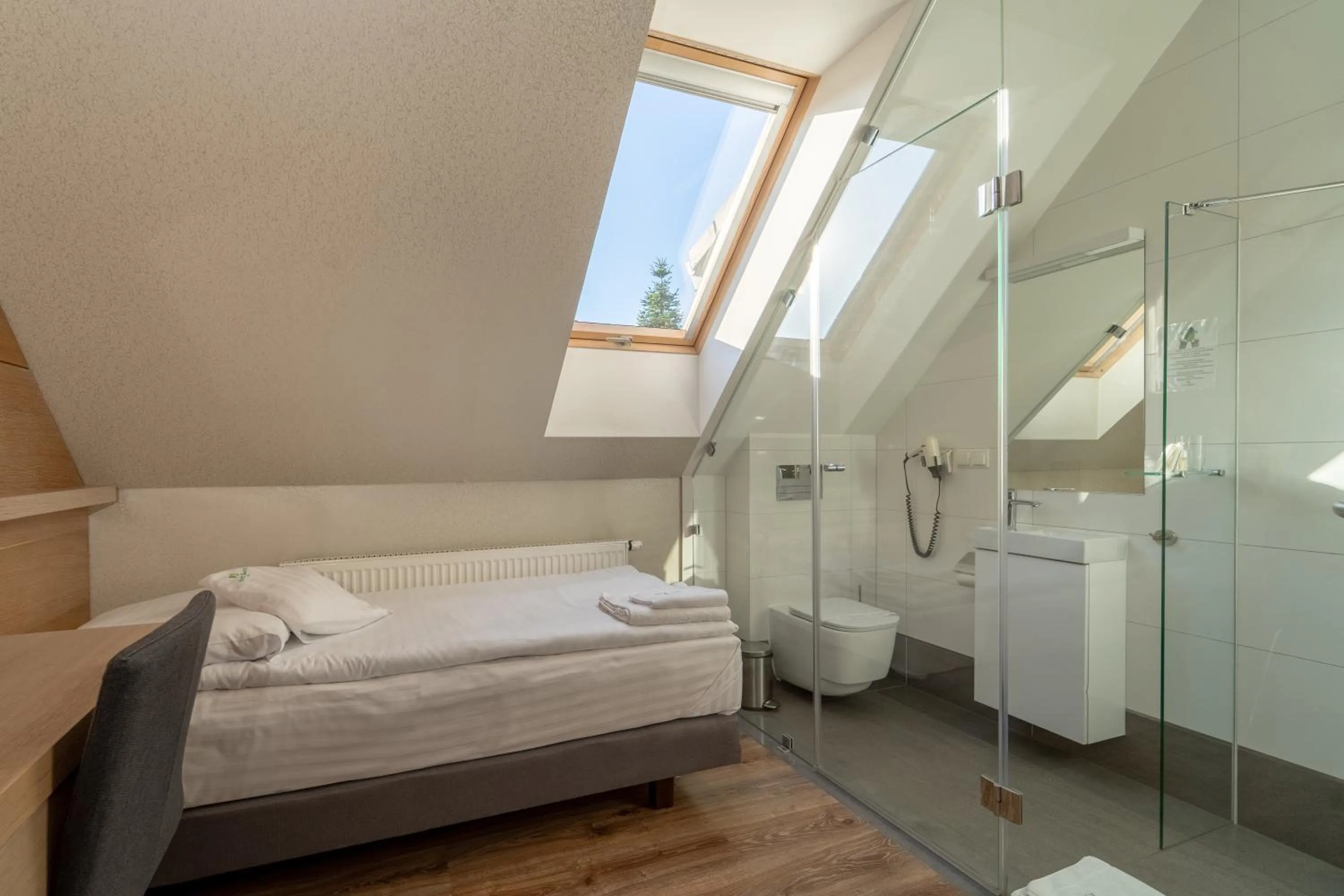 Shower, Bed in Hotel Salve