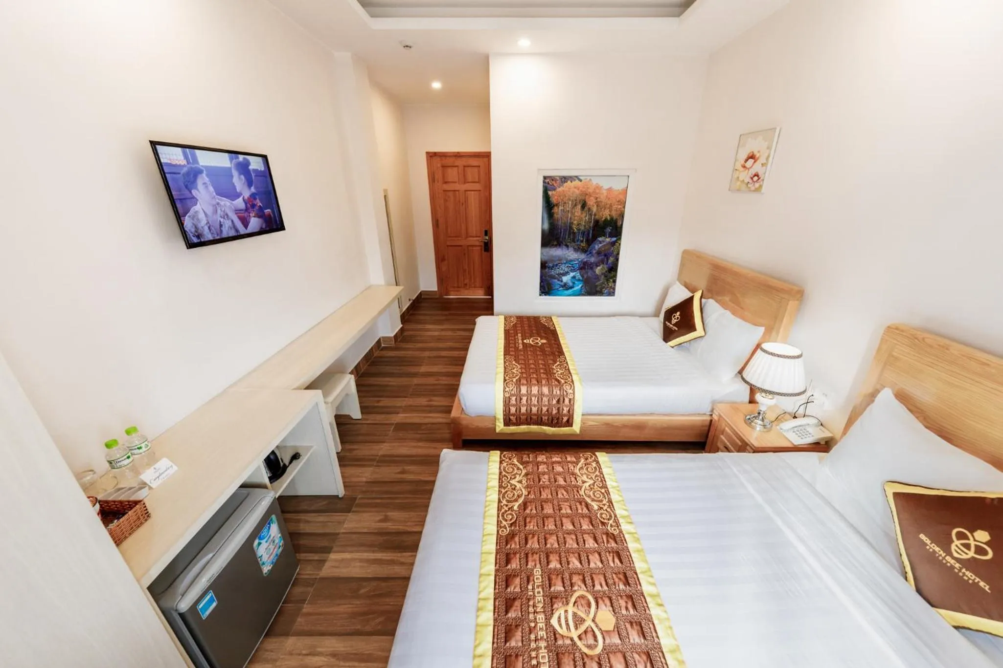 Bedroom, Bed in Golden Bee Hotel