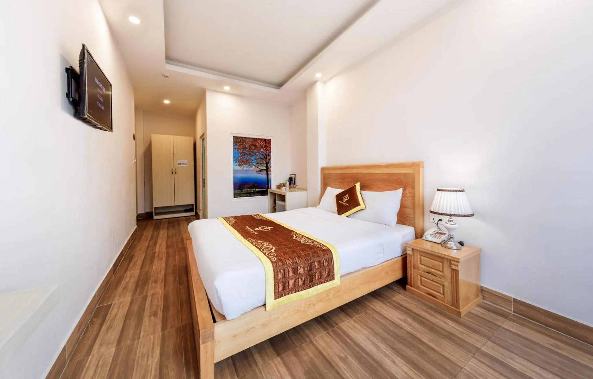 Bed in Golden Bee Hotel