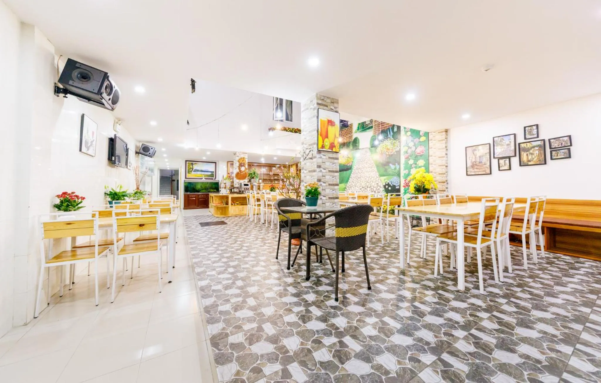 Restaurant/places to eat in Golden Bee Hotel