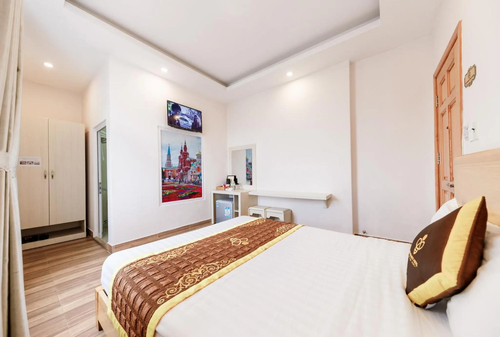 Bedroom, Bed in Golden Bee Hotel